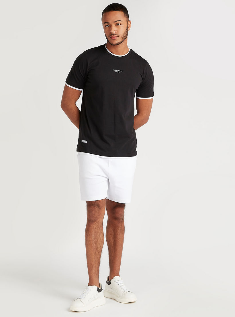 تيشيرت بياقة ضيقة وأكمام قصيرة وطبعات-men-clothing-tshirtsandpolos-tshirts-image-4