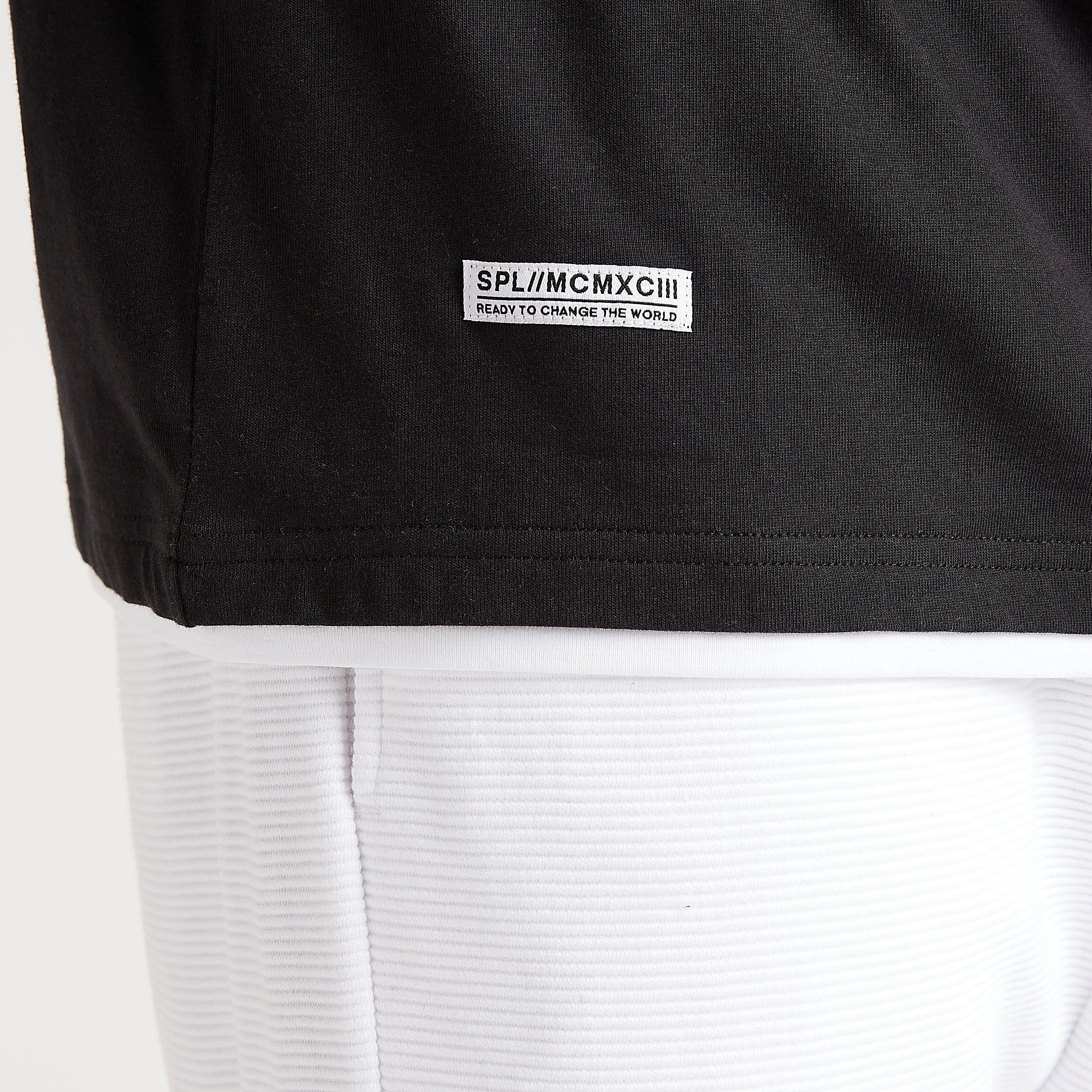تيشيرت بياقة ضيقة وأكمام قصيرة وطبعات-men-clothing-tshirtsandpolos-tshirts-image-1