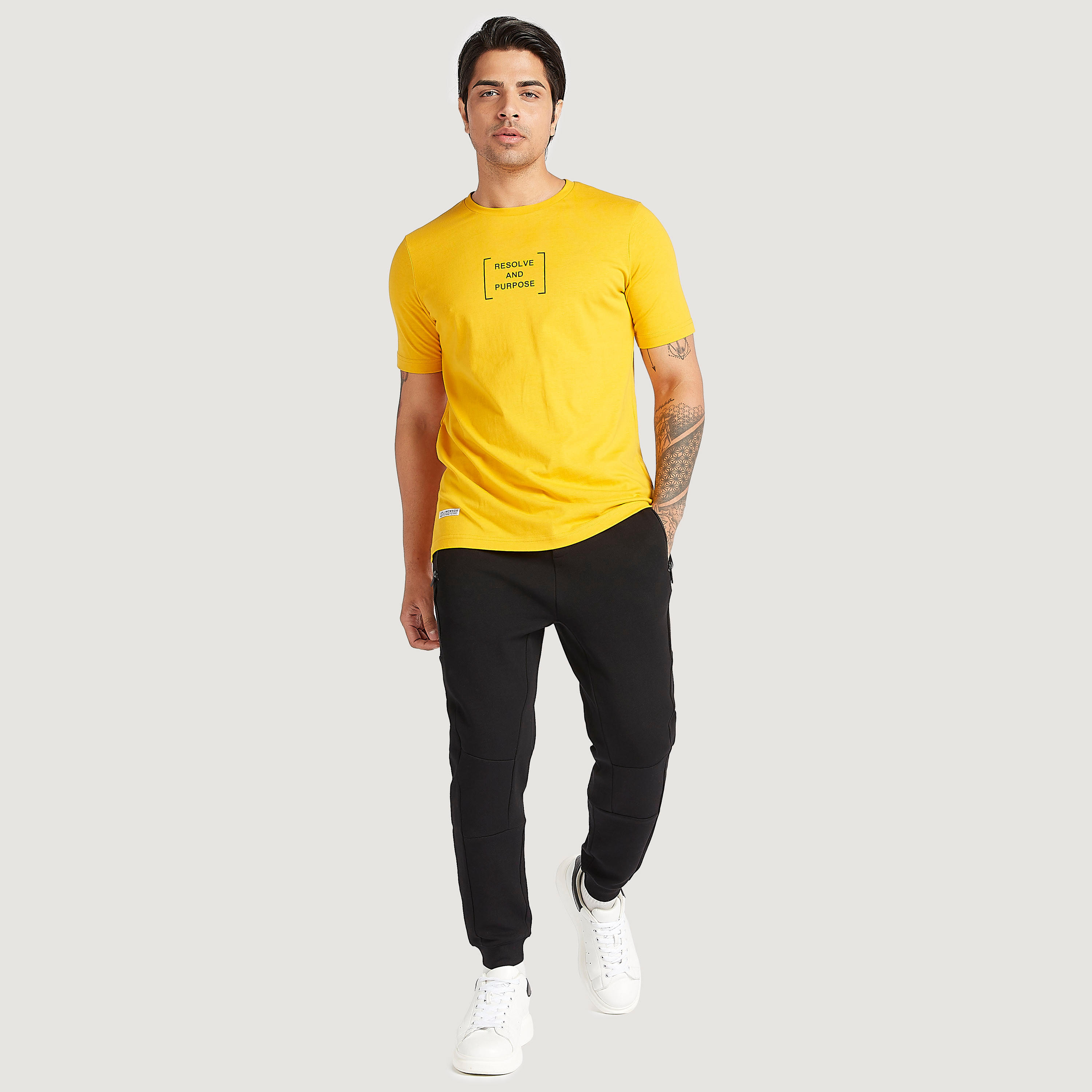 تيشيرت بياقة ضيقة وأكمام قصيرة وطبعات-men-clothing-tshirtsandpolos-tshirts-image-4