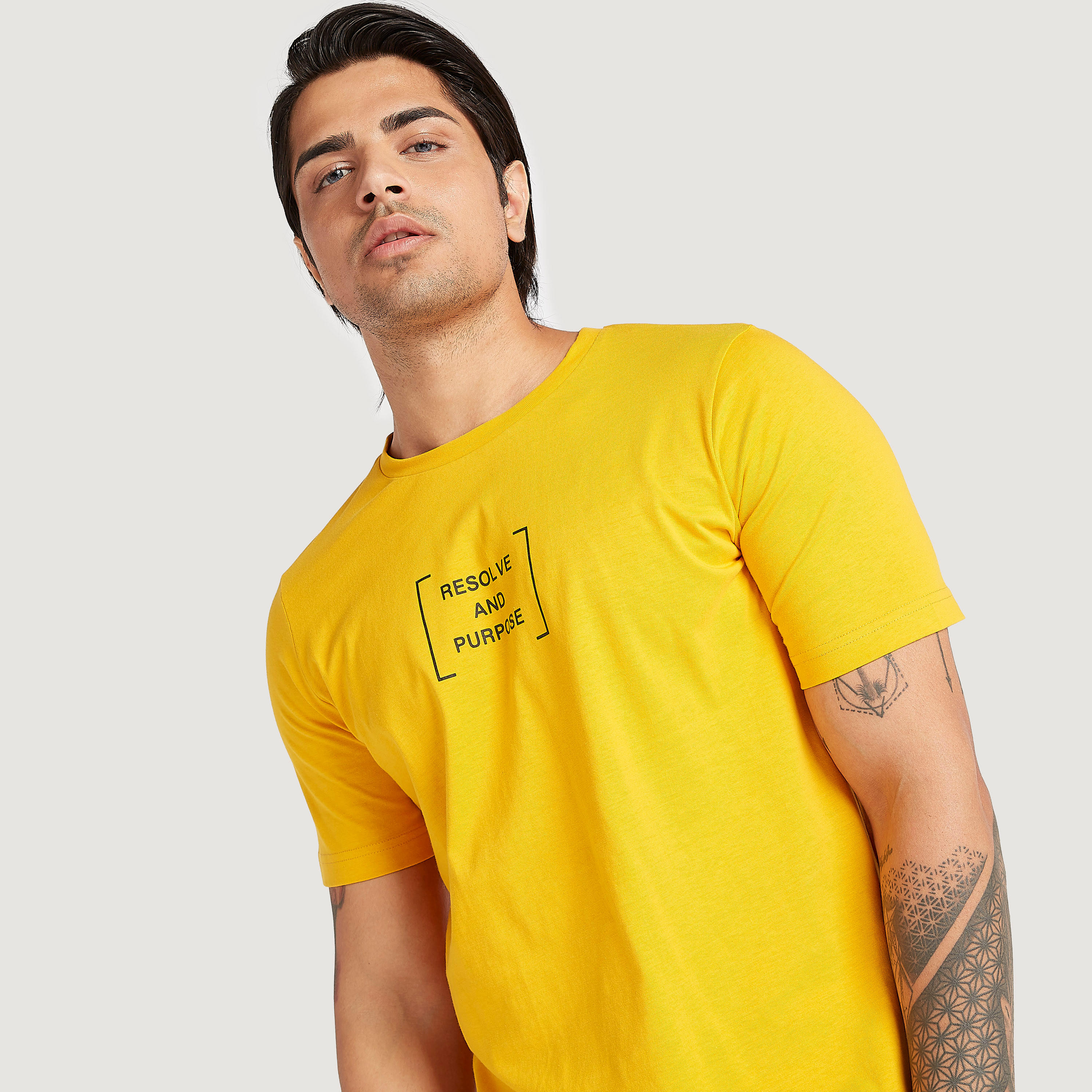 تيشيرت بياقة ضيقة وأكمام قصيرة وطبعات-men-clothing-tshirtsandpolos-tshirts-image-3