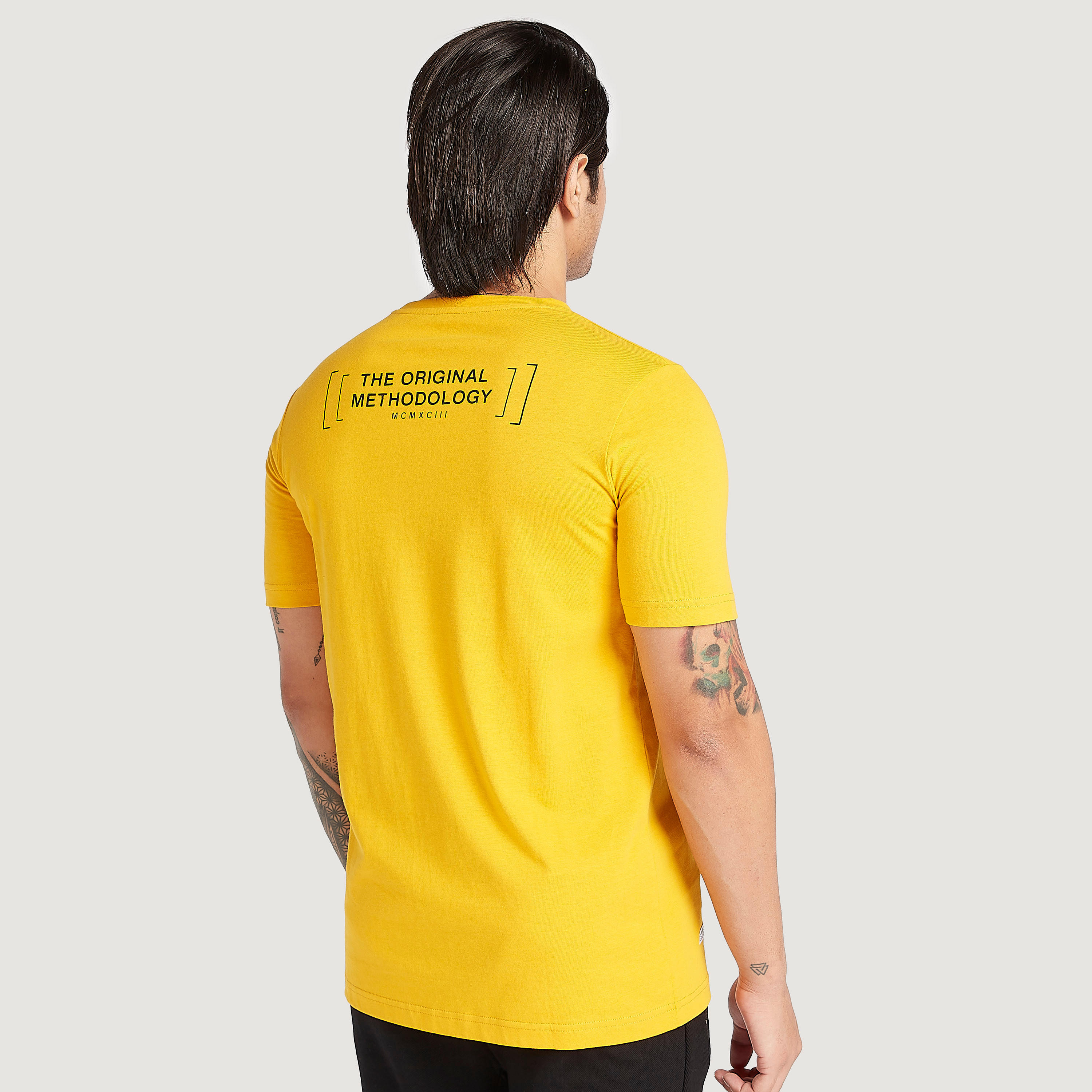 تيشيرت بياقة ضيقة وأكمام قصيرة وطبعات-men-clothing-tshirtsandpolos-tshirts-image-2
