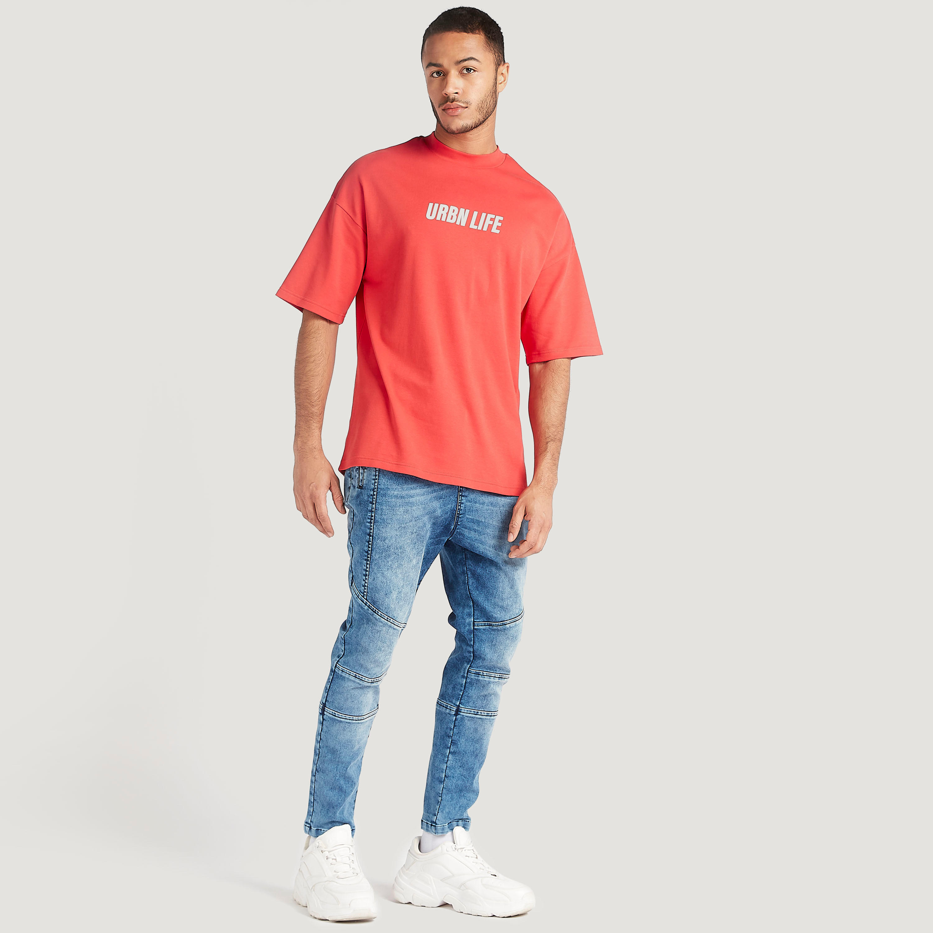 بنطلون رياضي دنيم بجيوب ورباط إغلاق وطبعات-men-clothing-bottoms-joggers-image-4