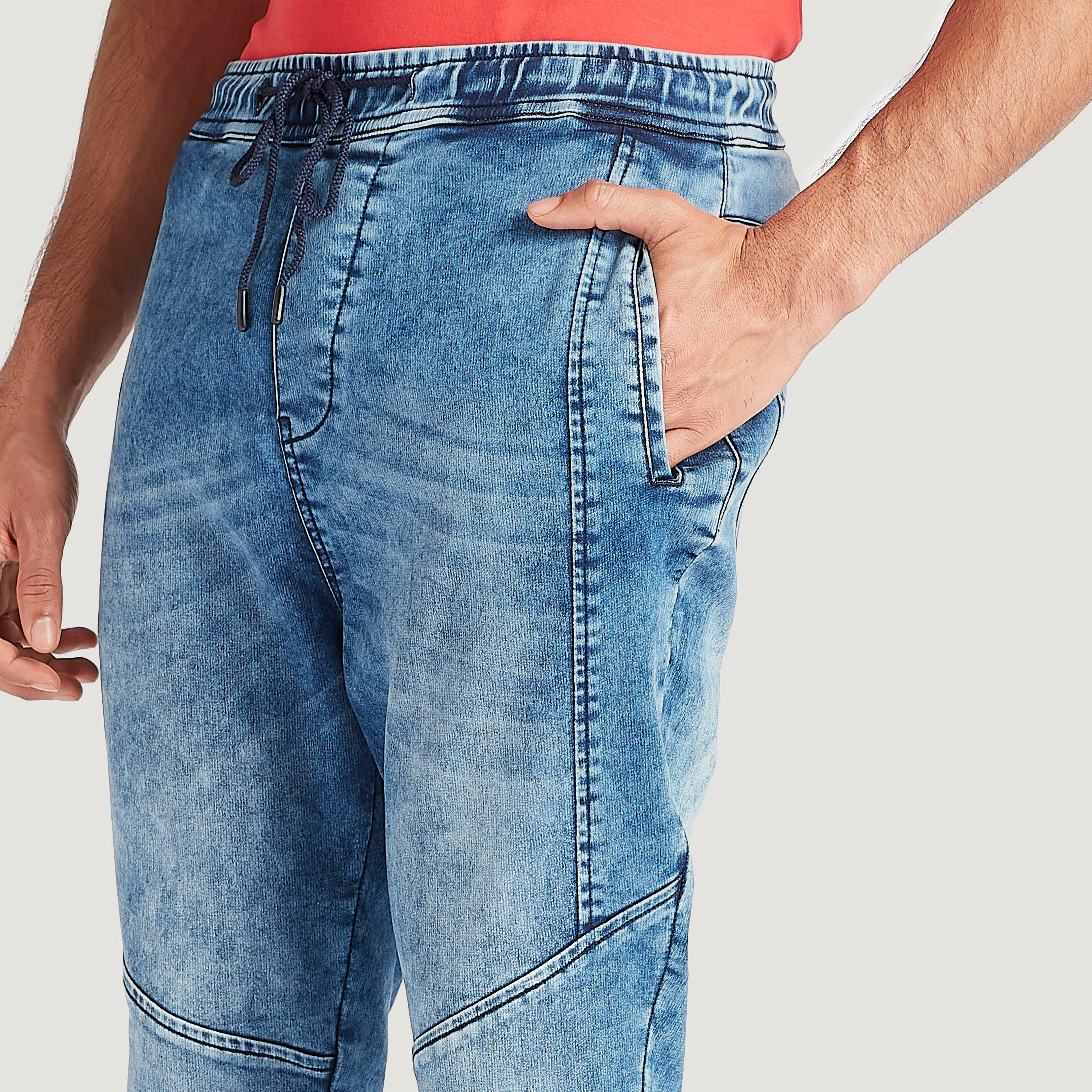 بنطلون رياضي دنيم بجيوب ورباط إغلاق وطبعات-men-clothing-bottoms-joggers-image-3