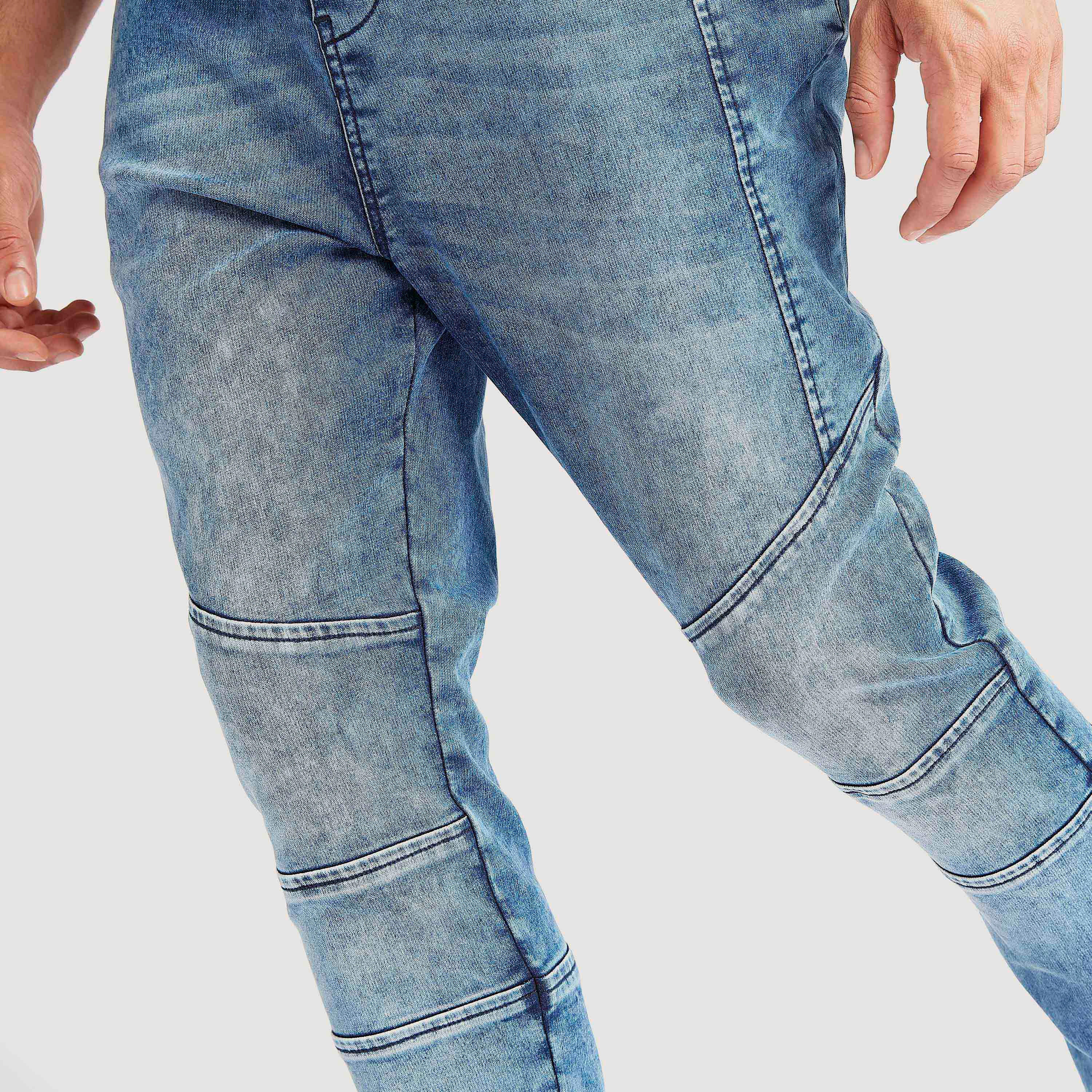 بنطلون رياضي دنيم بجيوب ورباط إغلاق وطبعات-men-clothing-bottoms-joggers-image-1