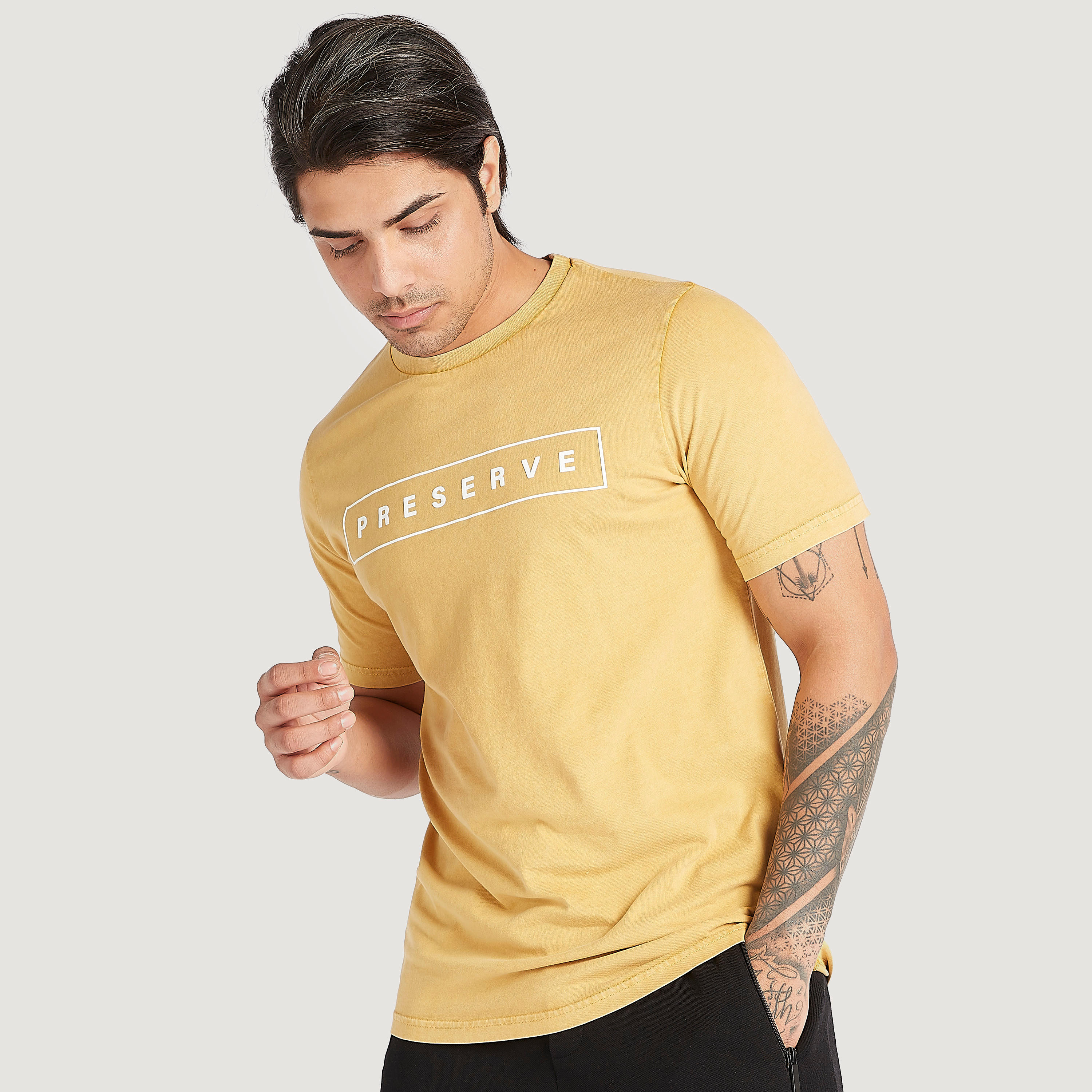 تيشيرت بياقة ضيّقة وأكمام قصيرة وطبعات-men-clothing-tshirtsandpolos-tshirts-image-5