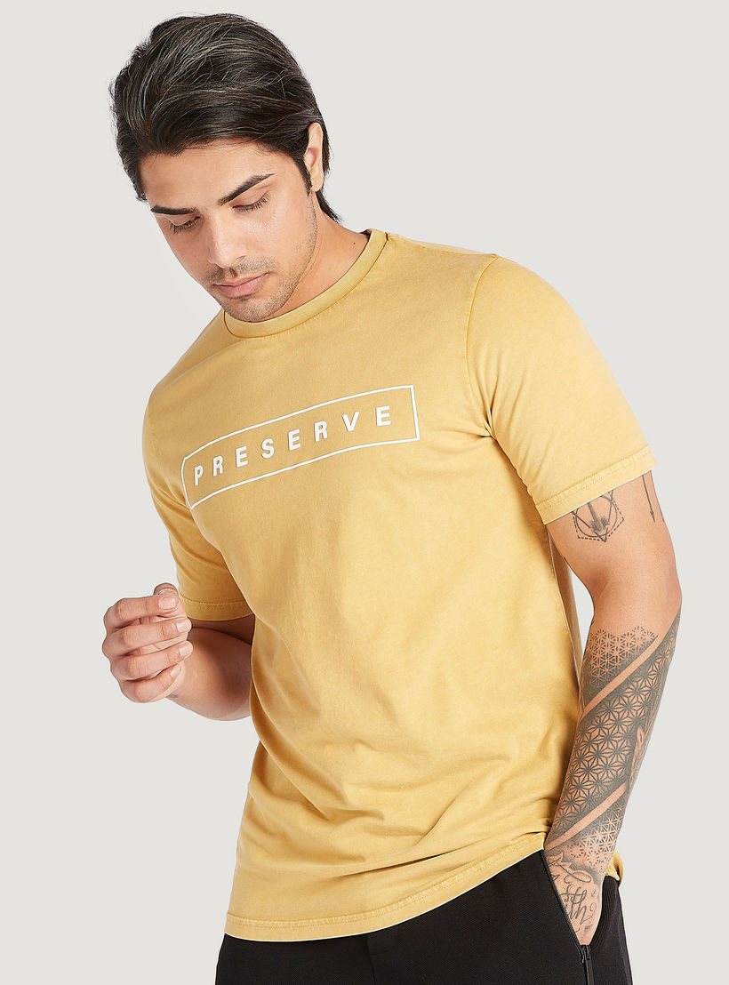 تيشيرت بياقة ضيّقة وأكمام قصيرة وطبعات-men-clothing-tshirtsandpolos-tshirts-image-5