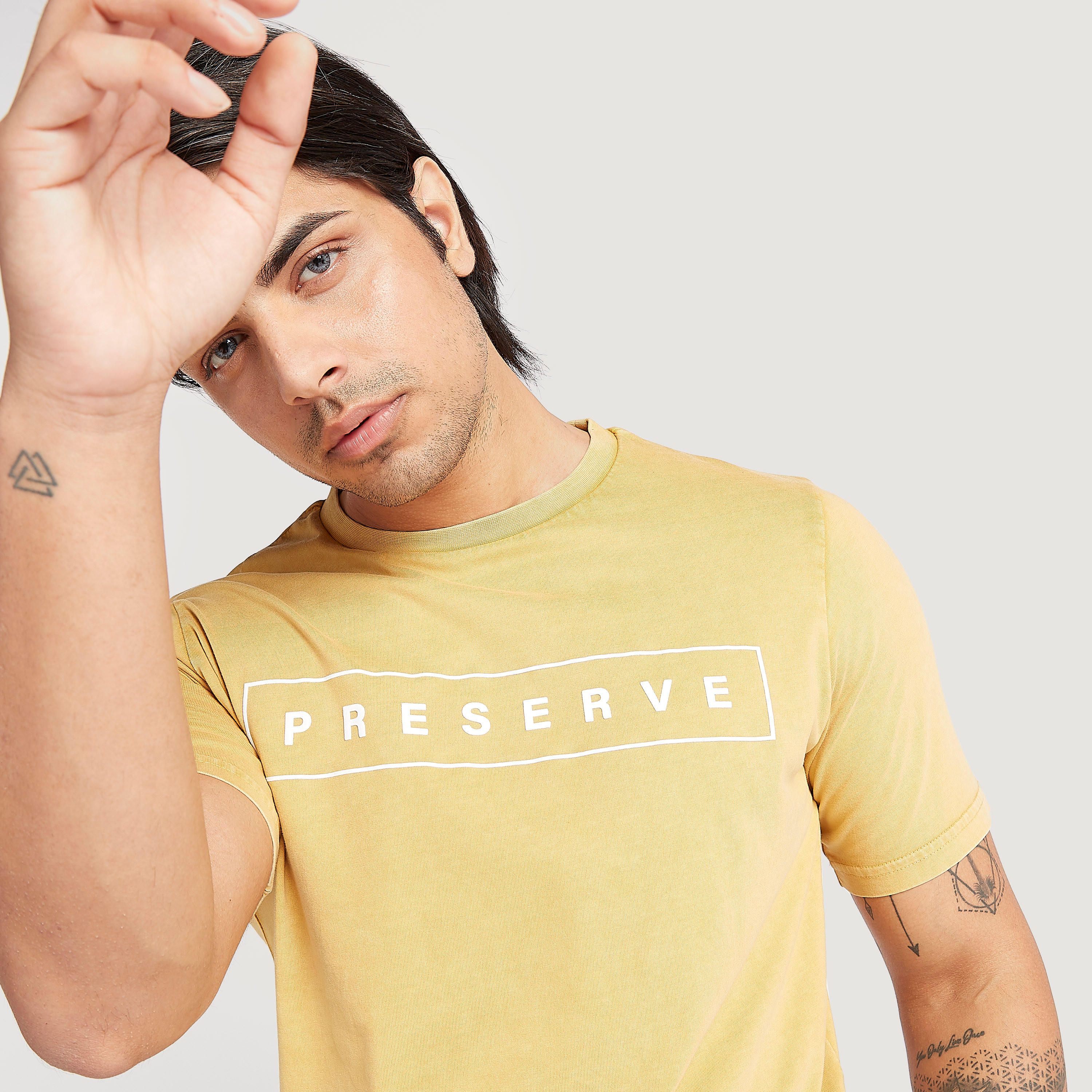 تيشيرت بياقة ضيّقة وأكمام قصيرة وطبعات-men-clothing-tshirtsandpolos-tshirts-image-3