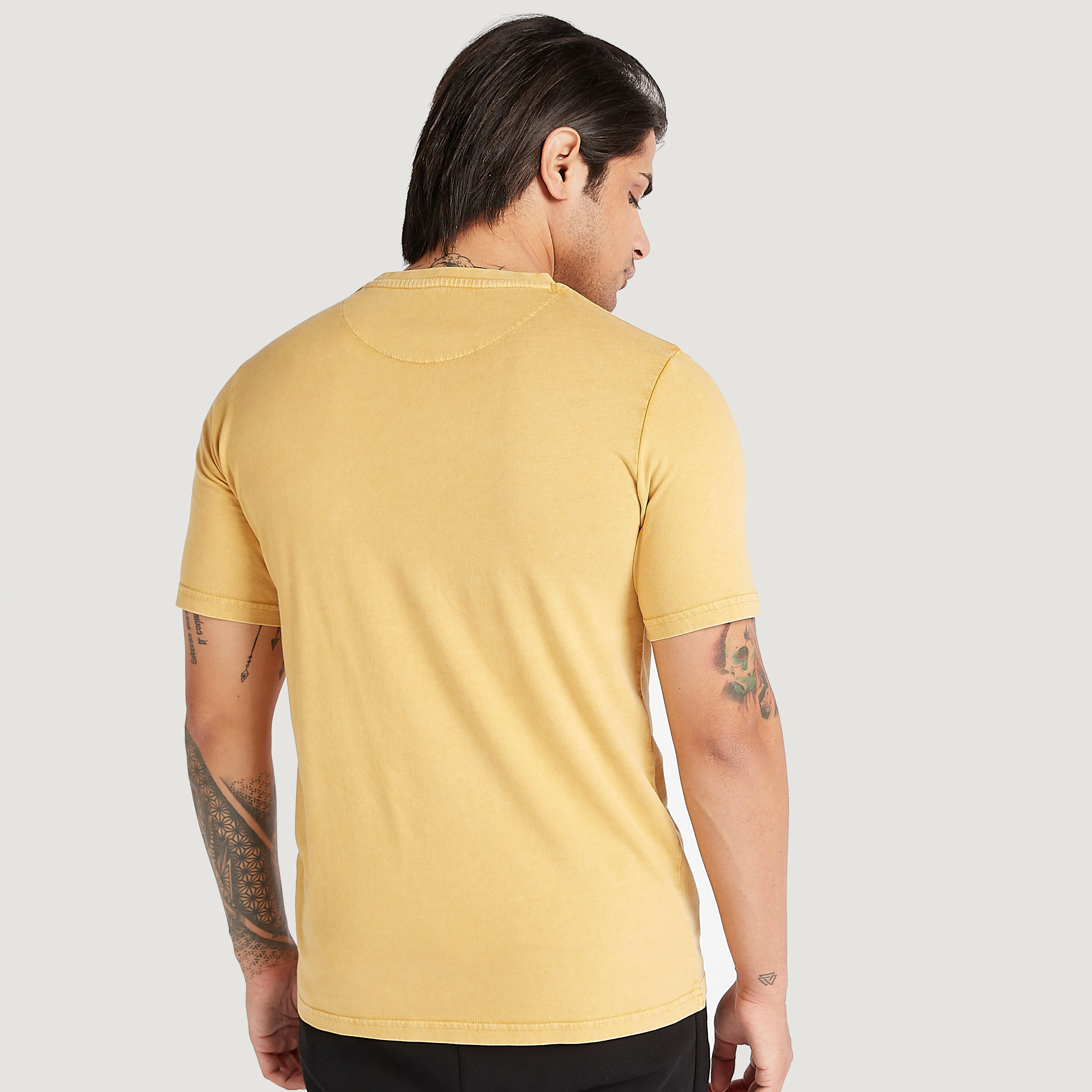 تيشيرت بياقة ضيّقة وأكمام قصيرة وطبعات-men-clothing-tshirtsandpolos-tshirts-image-2