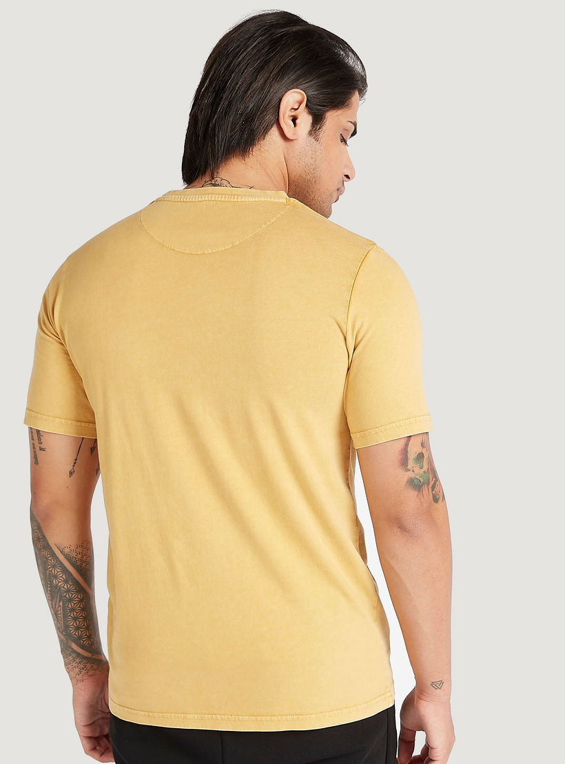 تيشيرت بياقة ضيّقة وأكمام قصيرة وطبعات-men-clothing-tshirtsandpolos-tshirts-image-2
