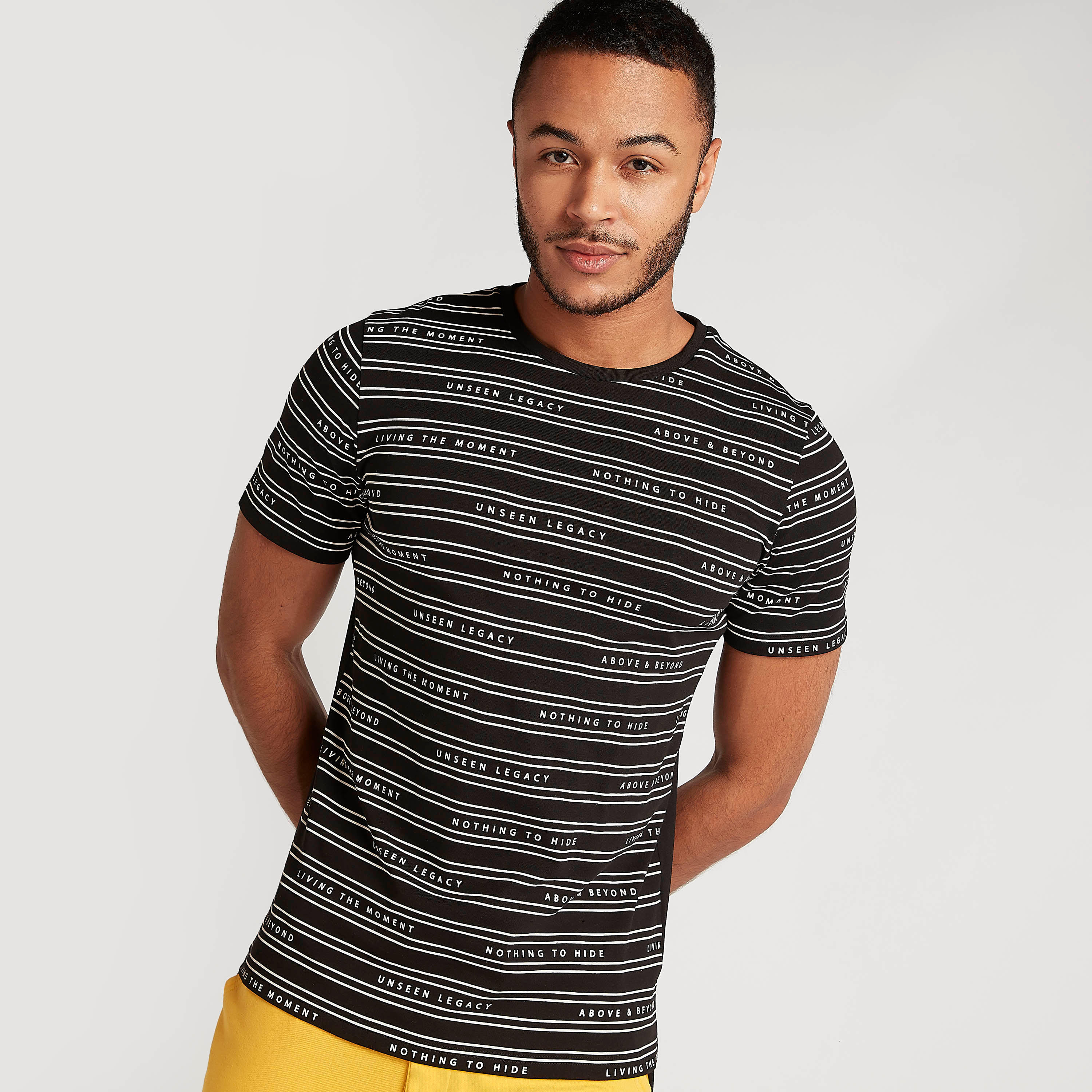 تيشيرت بياقة ضيّقة وأكمام قصيرة وطبعات-men-clothing-tshirtsandpolos-tshirts-image-1