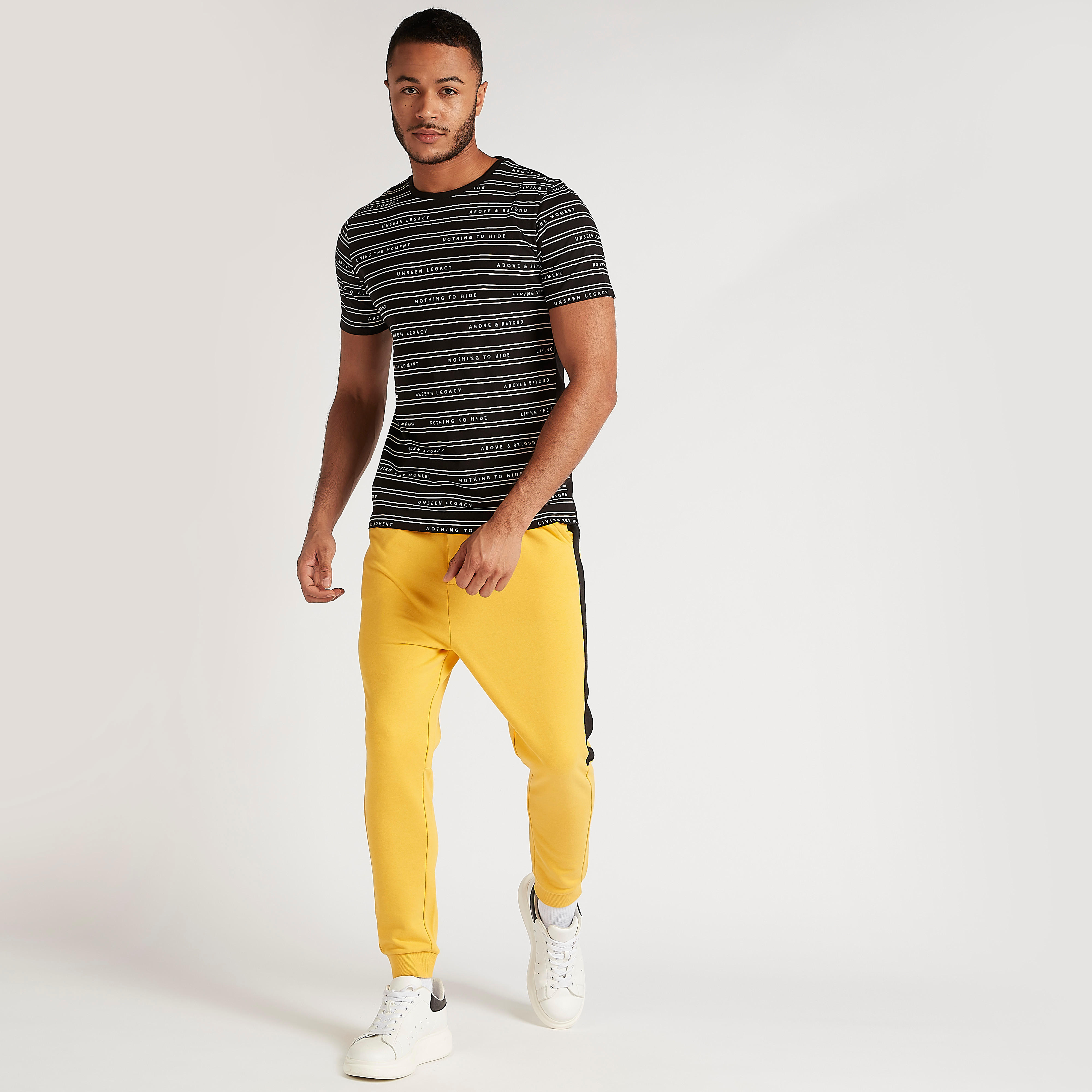 تيشيرت بياقة ضيّقة وأكمام قصيرة وطبعات-men-clothing-tshirtsandpolos-tshirts-image-2