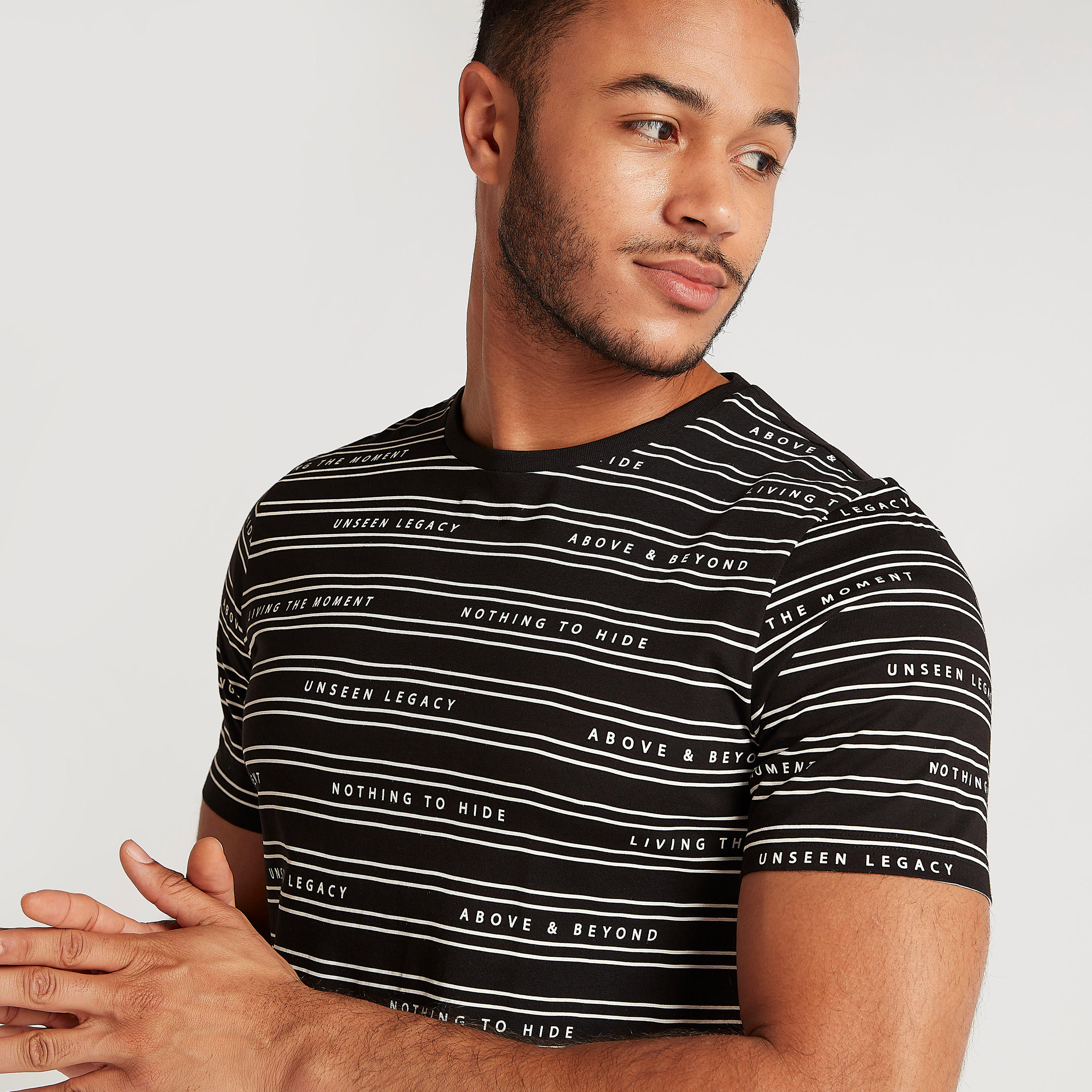 تيشيرت بياقة ضيّقة وأكمام قصيرة وطبعات-men-clothing-tshirtsandpolos-tshirts-image-3
