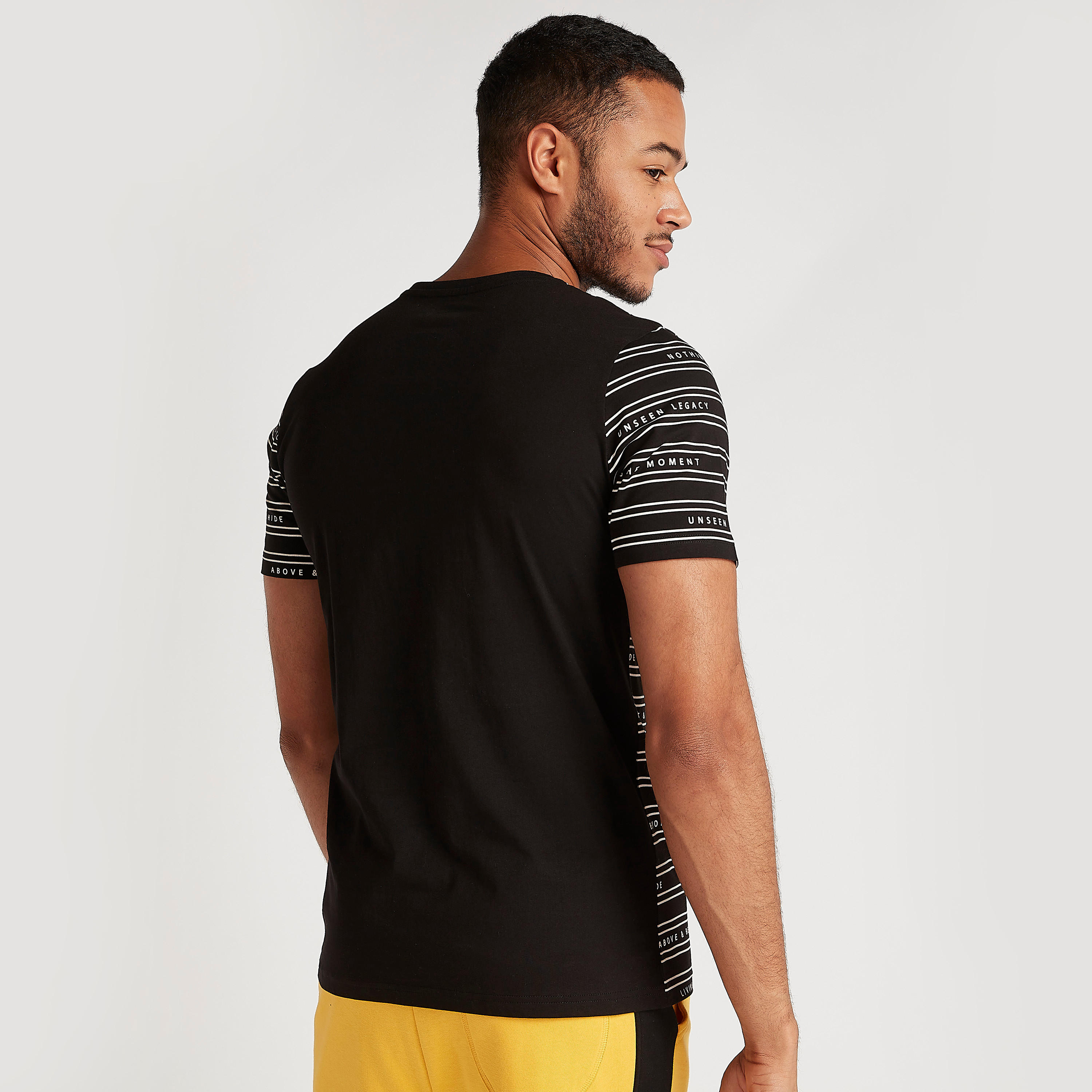 تيشيرت بياقة ضيّقة وأكمام قصيرة وطبعات-men-clothing-tshirtsandpolos-tshirts-image-4