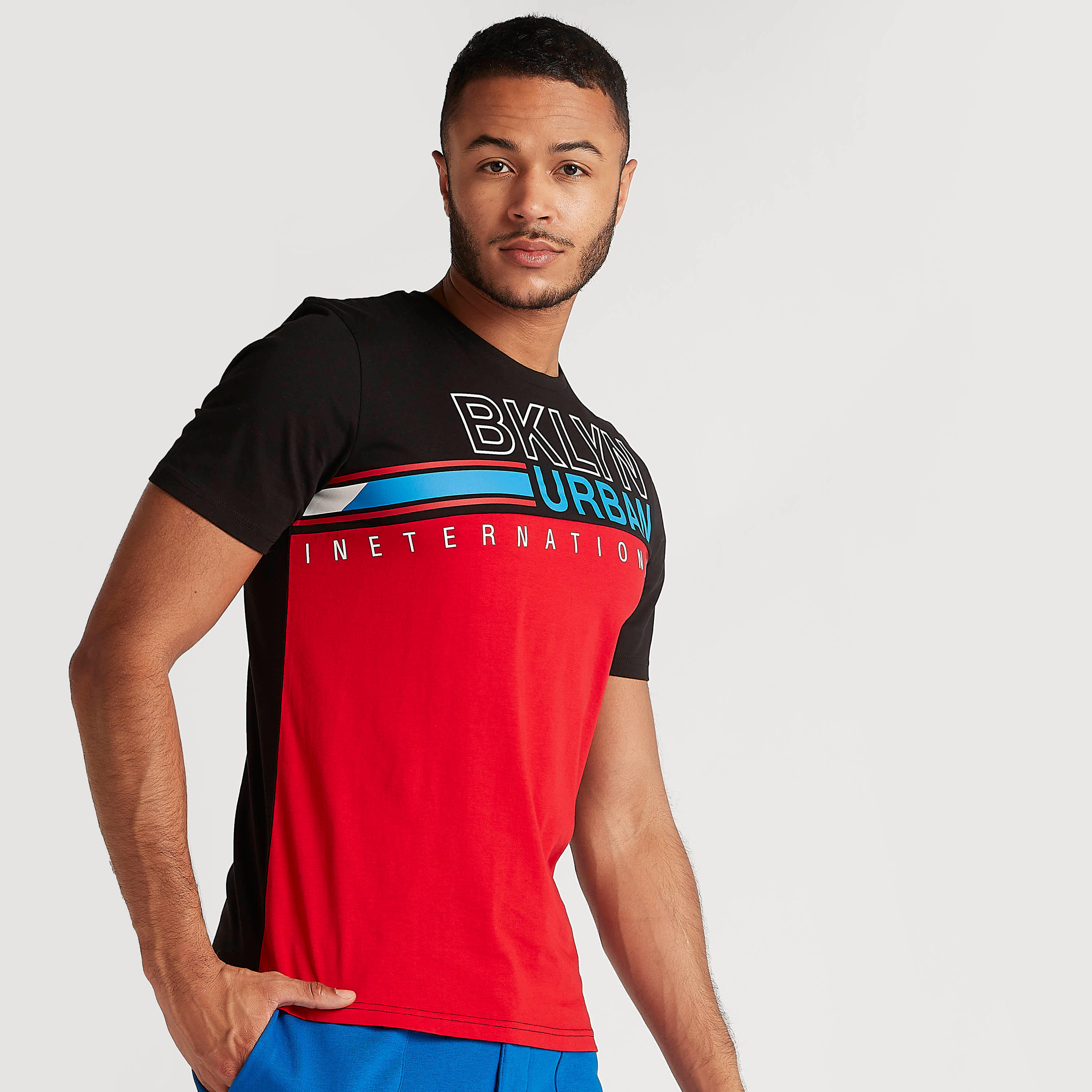 تيشيرت بياقة ضيّقة وأكمام قصيرة وطبعات-men-clothing-tshirtsandpolos-tshirts-image-1