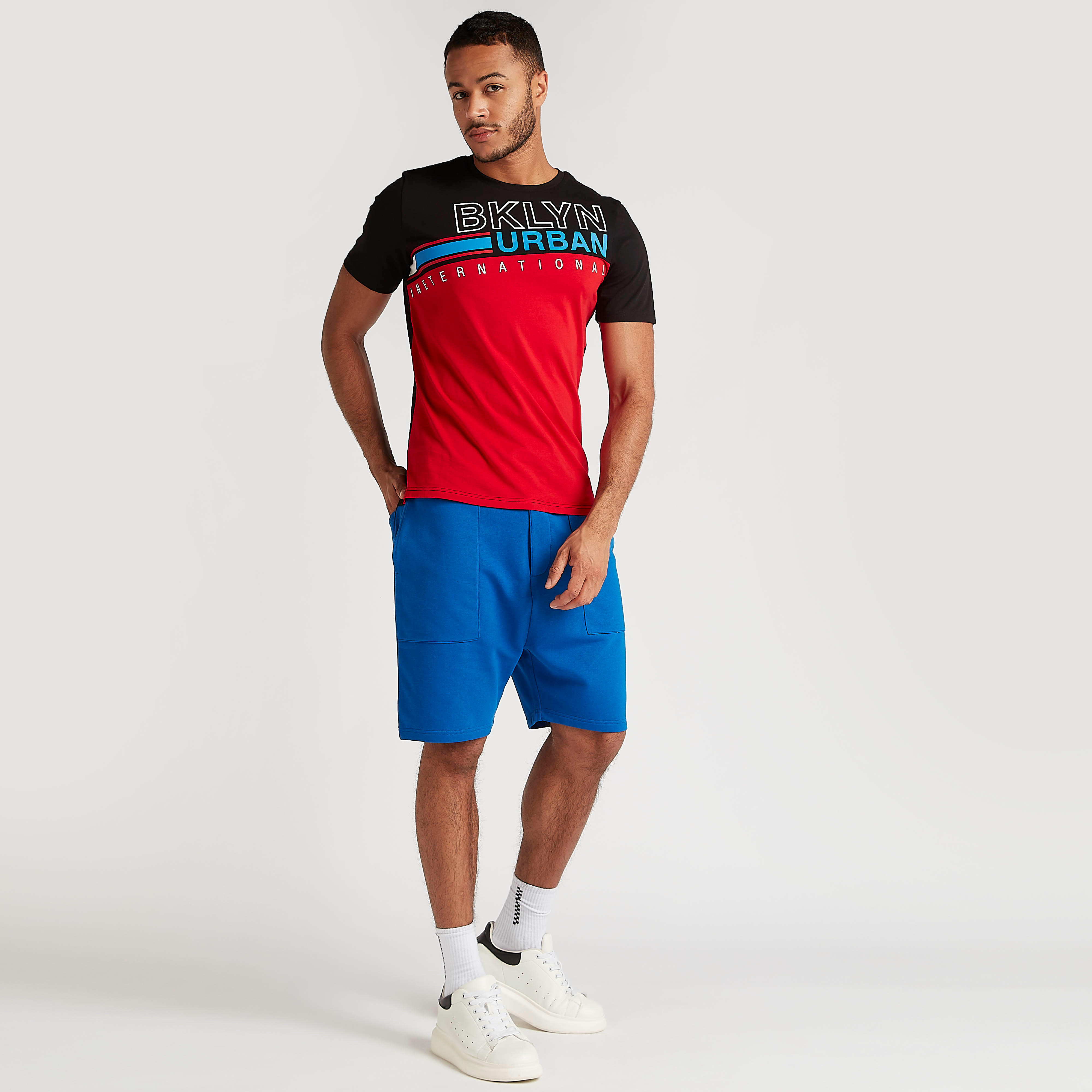 تيشيرت بياقة ضيّقة وأكمام قصيرة وطبعات-men-clothing-tshirtsandpolos-tshirts-image-2