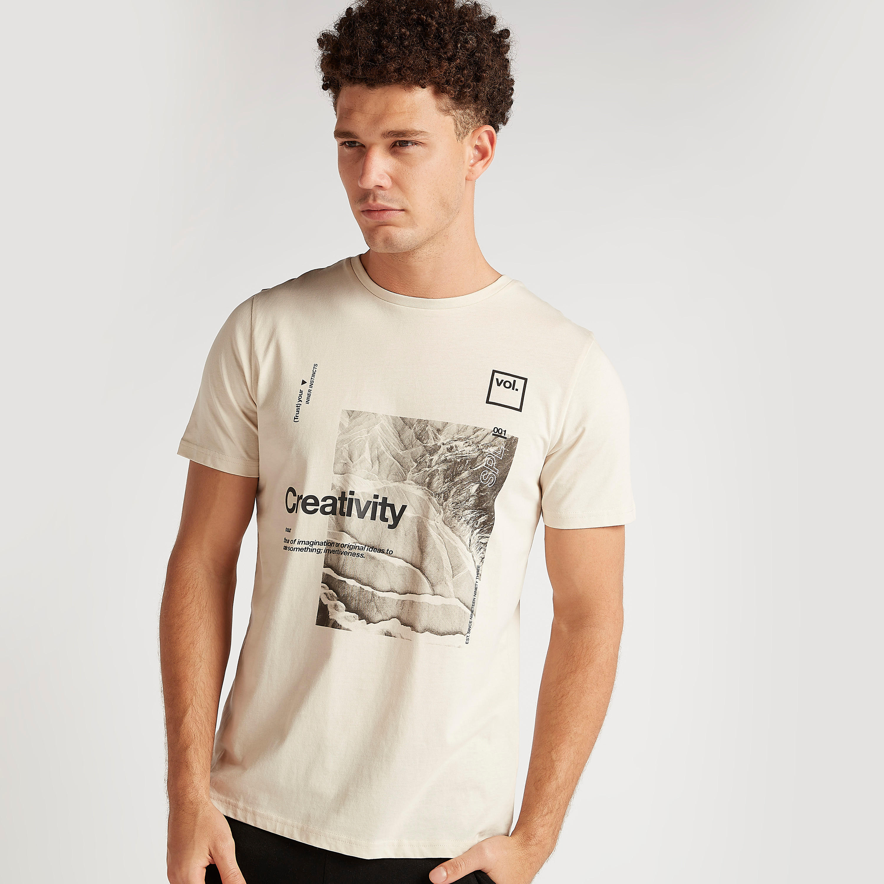 تيشيرت بياقة ضيّقة وأكمام قصيرة وطبعات-men-clothing-tshirtsandpolos-tshirts-image-1