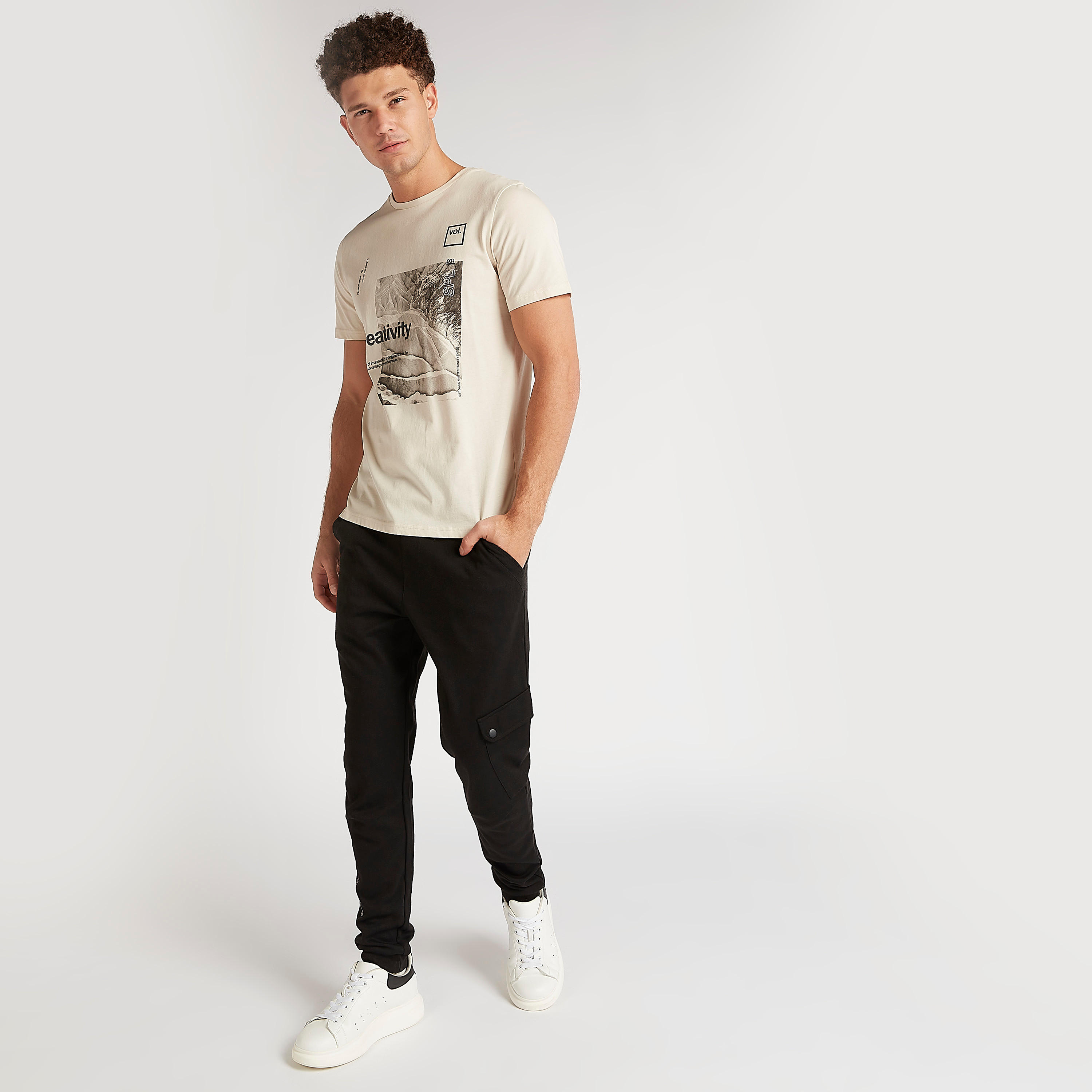 تيشيرت بياقة ضيّقة وأكمام قصيرة وطبعات-men-clothing-tshirtsandpolos-tshirts-image-2