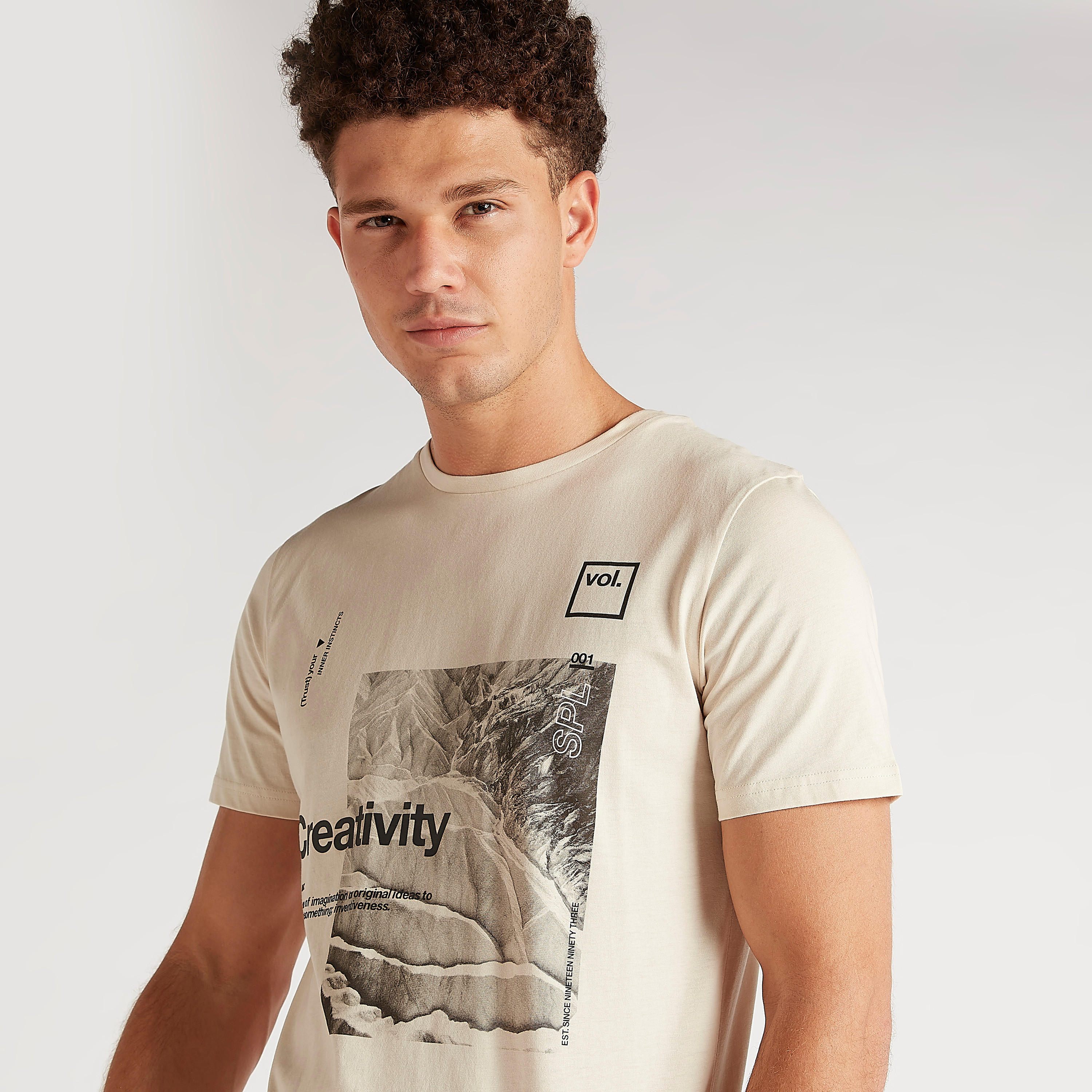 تيشيرت بياقة ضيّقة وأكمام قصيرة وطبعات-men-clothing-tshirtsandpolos-tshirts-image-3