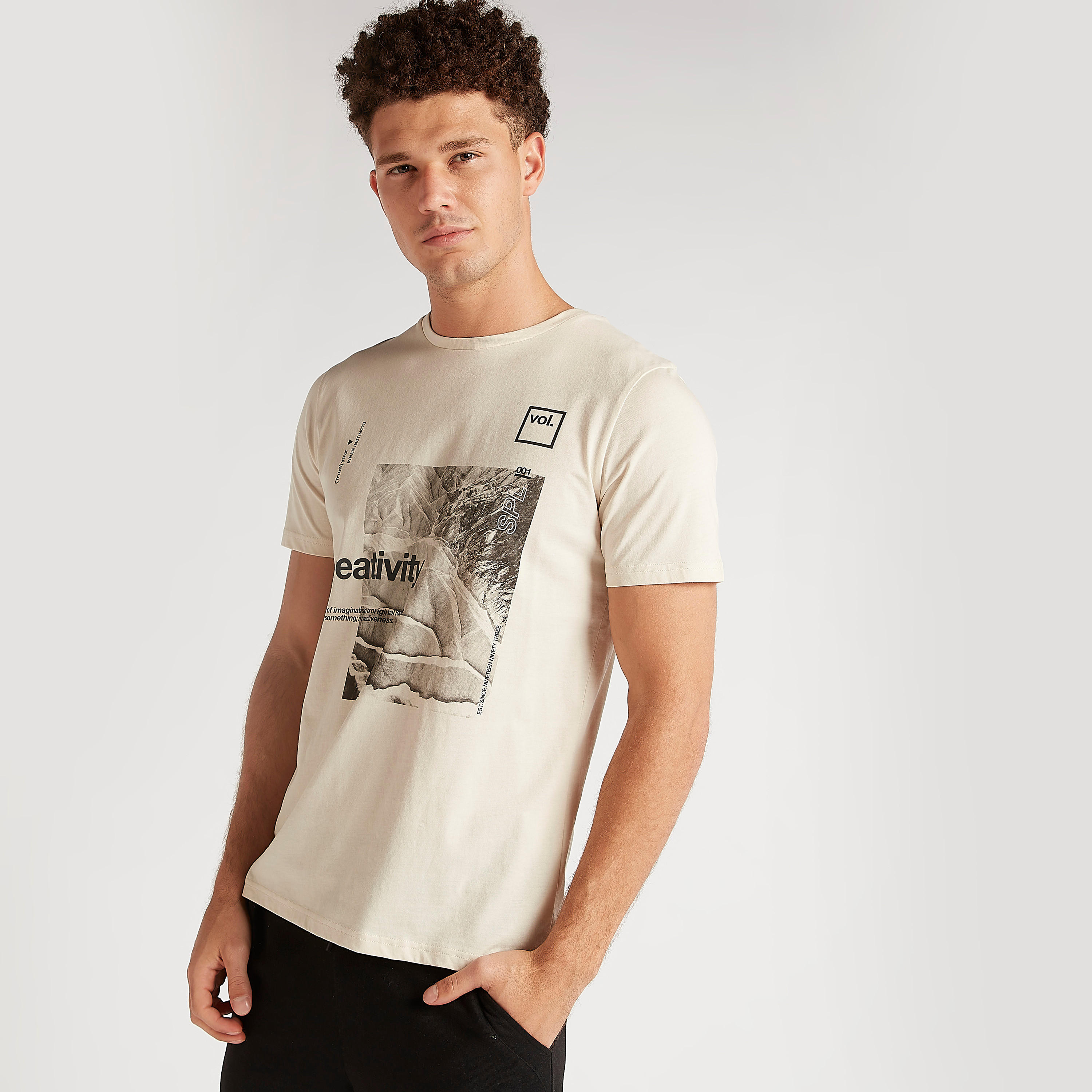 تيشيرت بياقة ضيّقة وأكمام قصيرة وطبعات-men-clothing-tshirtsandpolos-tshirts-image-5