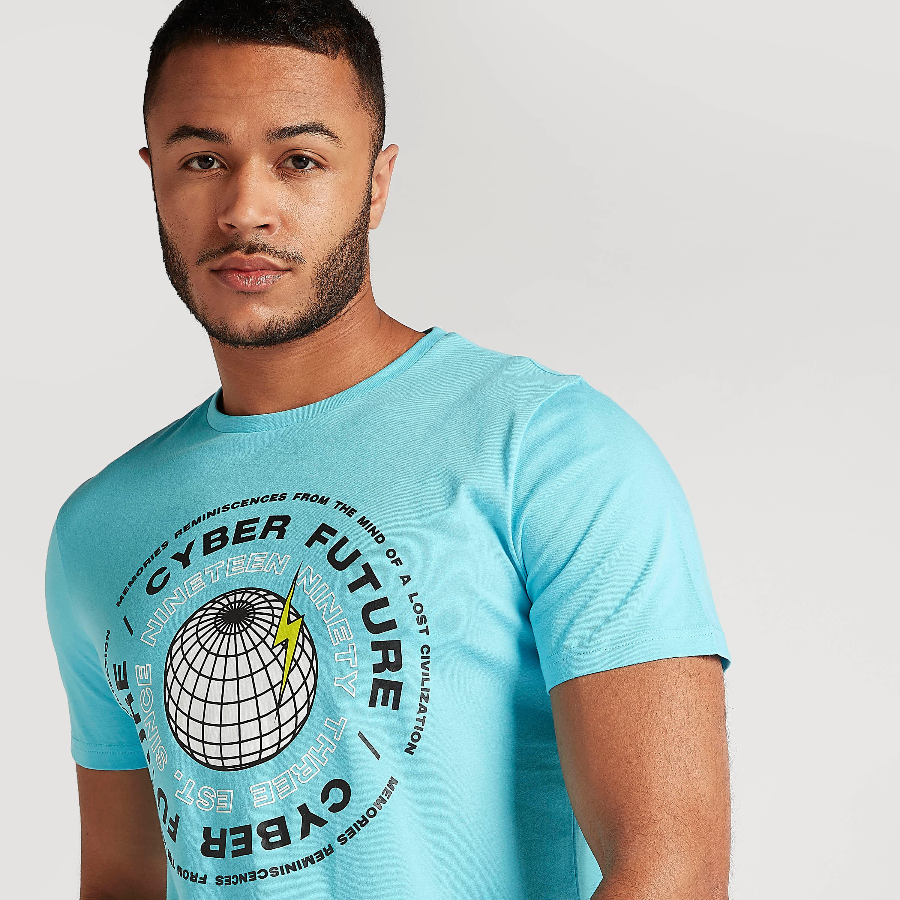 تيشيرت بياقة ضيّقة وأكمام قصيرة وطبعات-men-clothing-tshirtsandpolos-tshirts-image-3