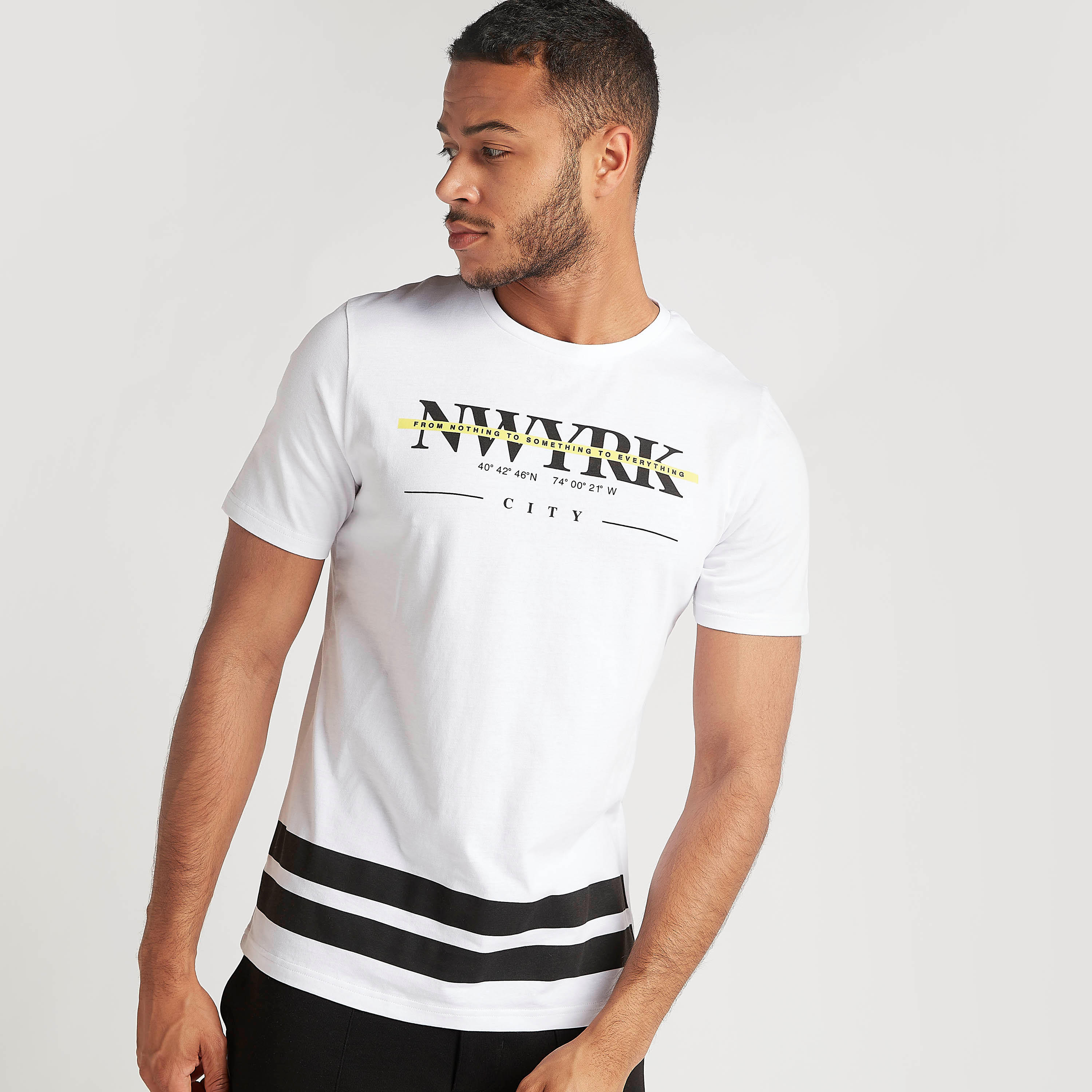 تيشيرت بياقة ضيّقة وأكمام قصيرة وطبعات-men-clothing-tshirtsandpolos-tshirts-image-1