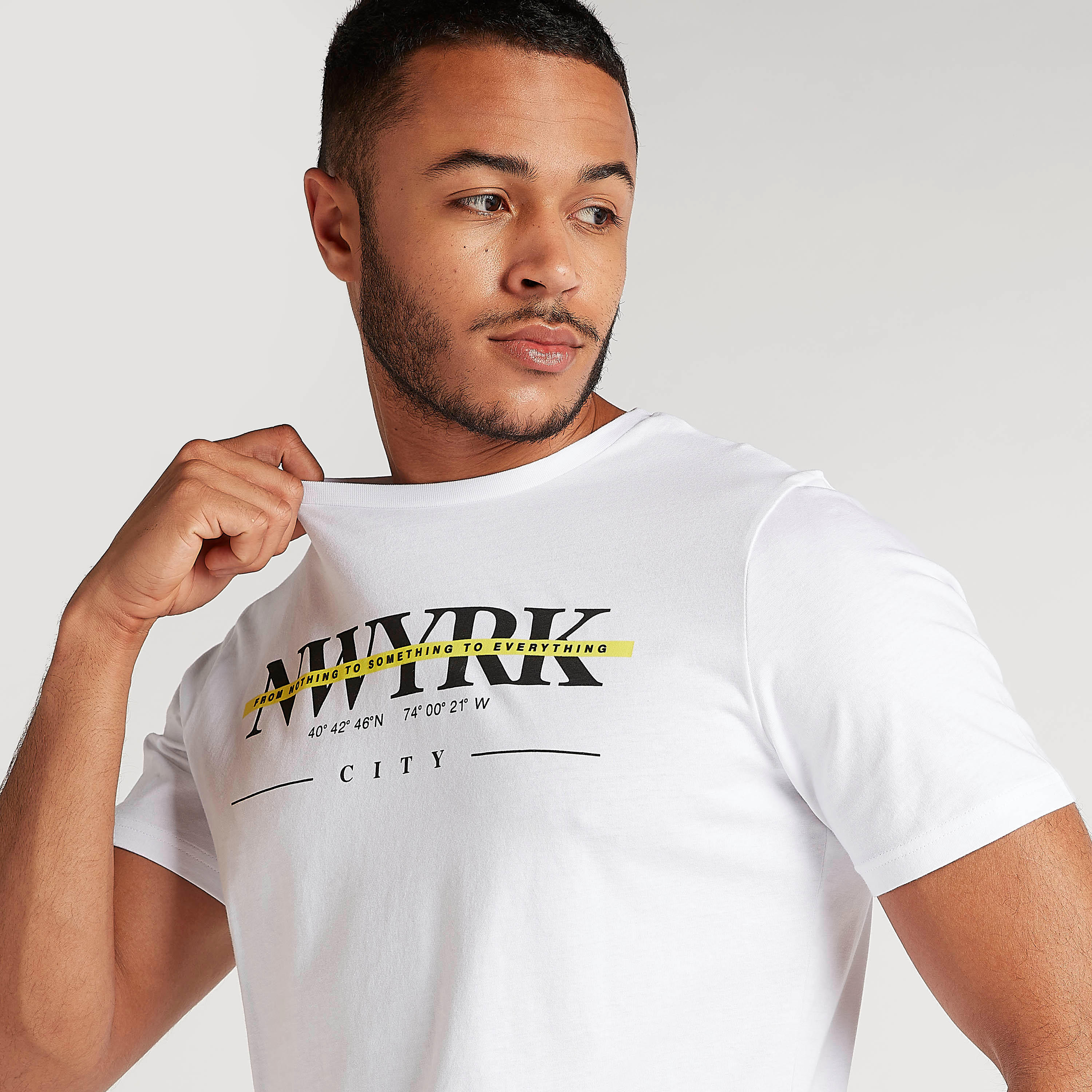 تيشيرت بياقة ضيّقة وأكمام قصيرة وطبعات-men-clothing-tshirtsandpolos-tshirts-image-3