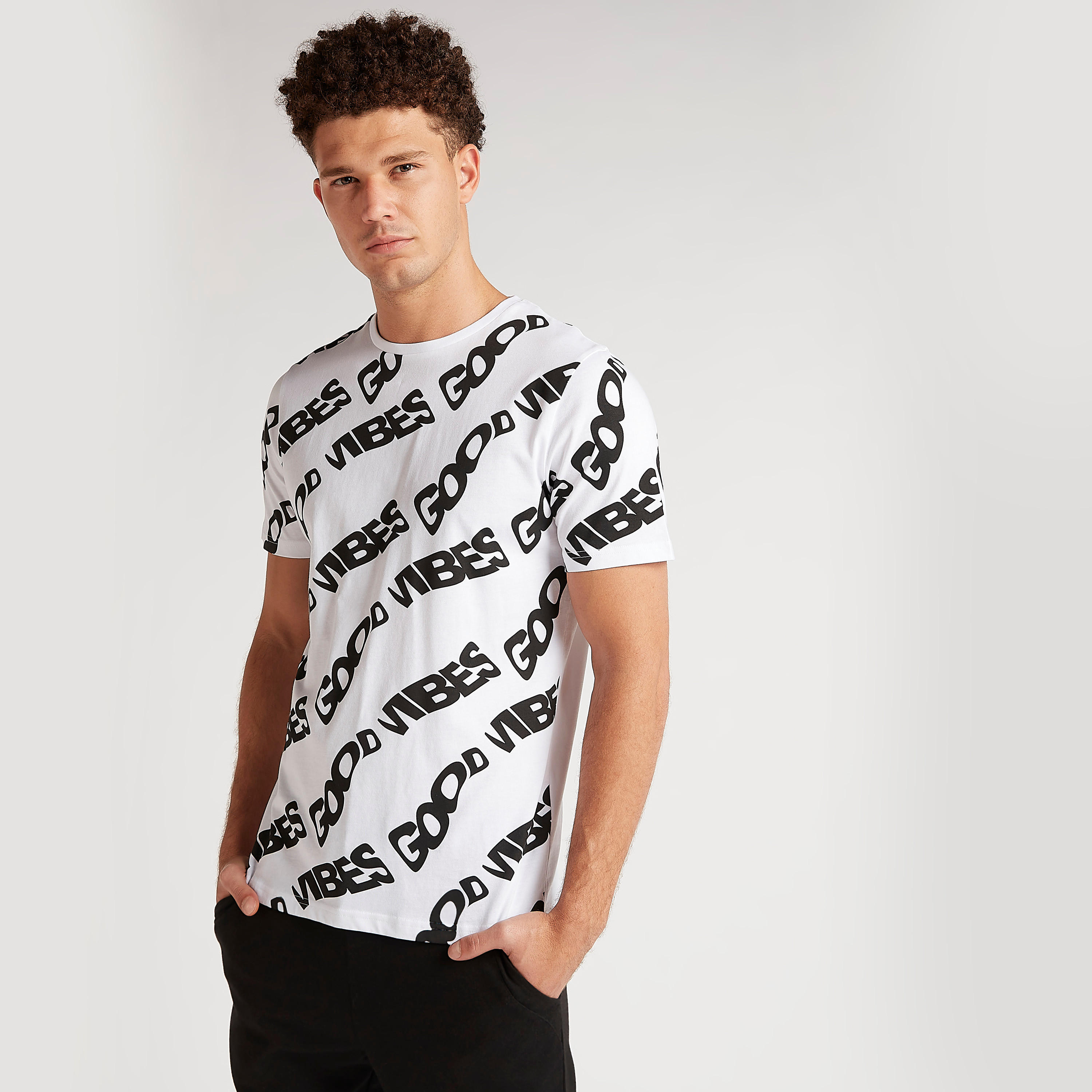 تيشيرت بياقة ضيّقة وأكمام قصيرة وطبعات-men-clothing-tshirtsandpolos-tshirts-image-1