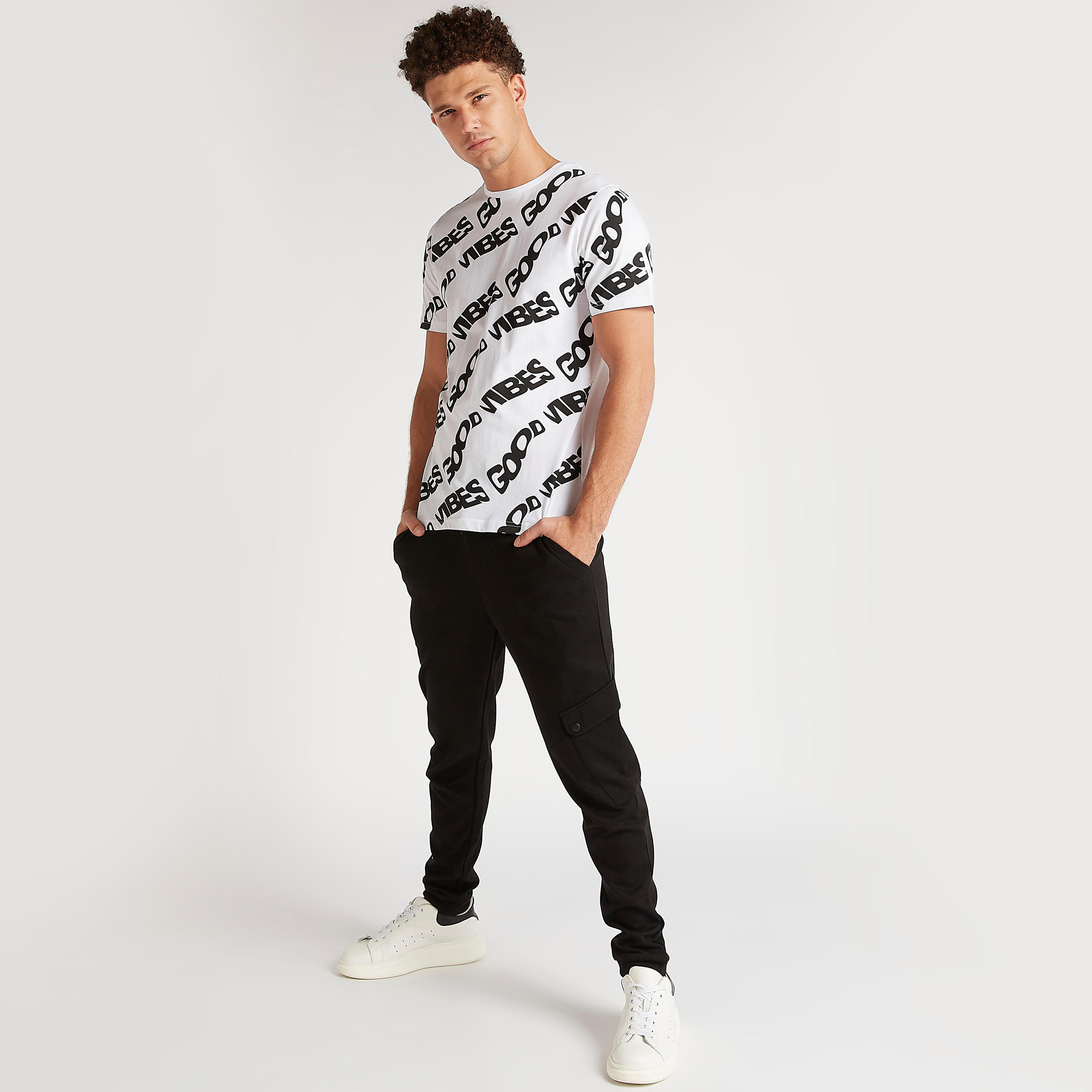 تيشيرت بياقة ضيّقة وأكمام قصيرة وطبعات-men-clothing-tshirtsandpolos-tshirts-image-2