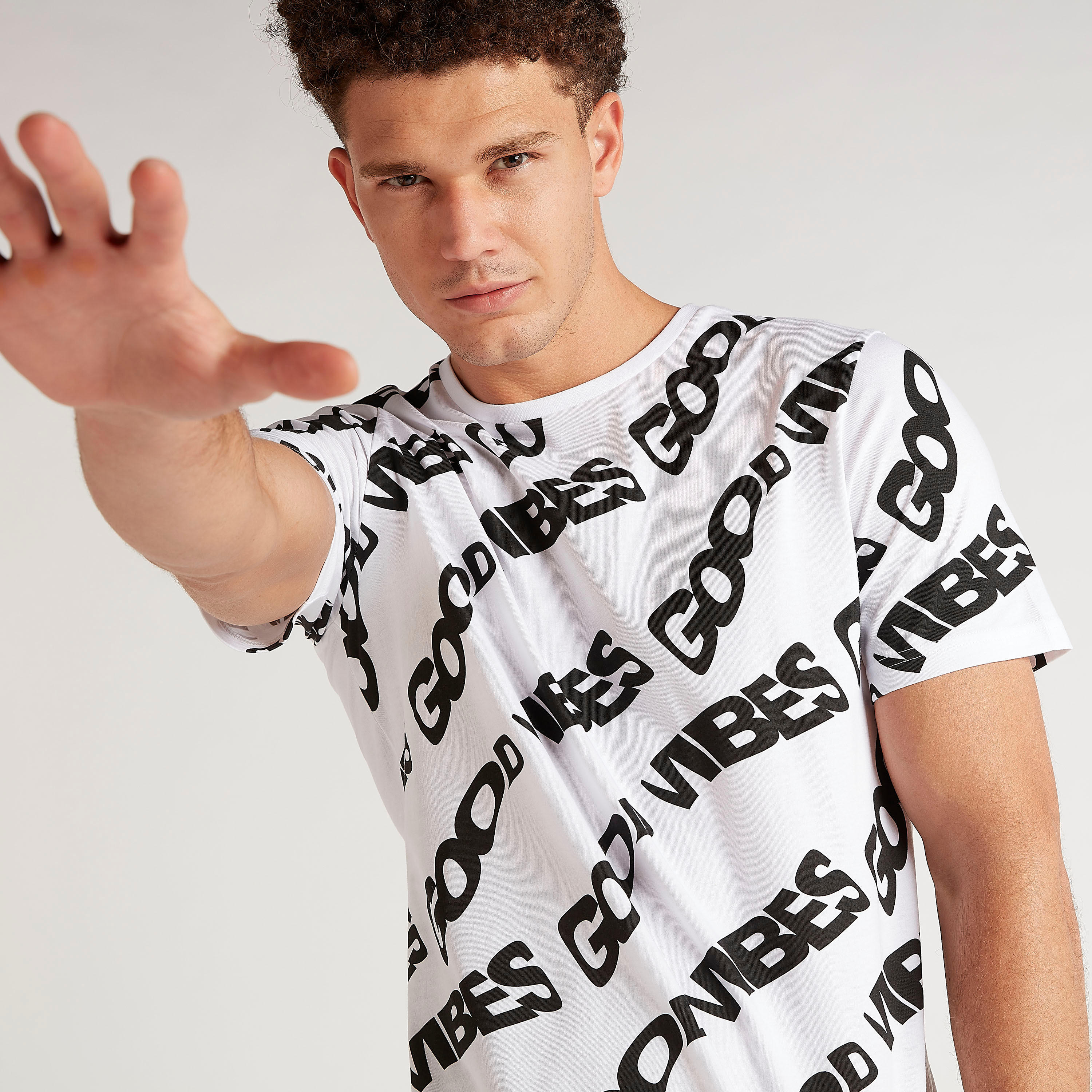 تيشيرت بياقة ضيّقة وأكمام قصيرة وطبعات-men-clothing-tshirtsandpolos-tshirts-image-3