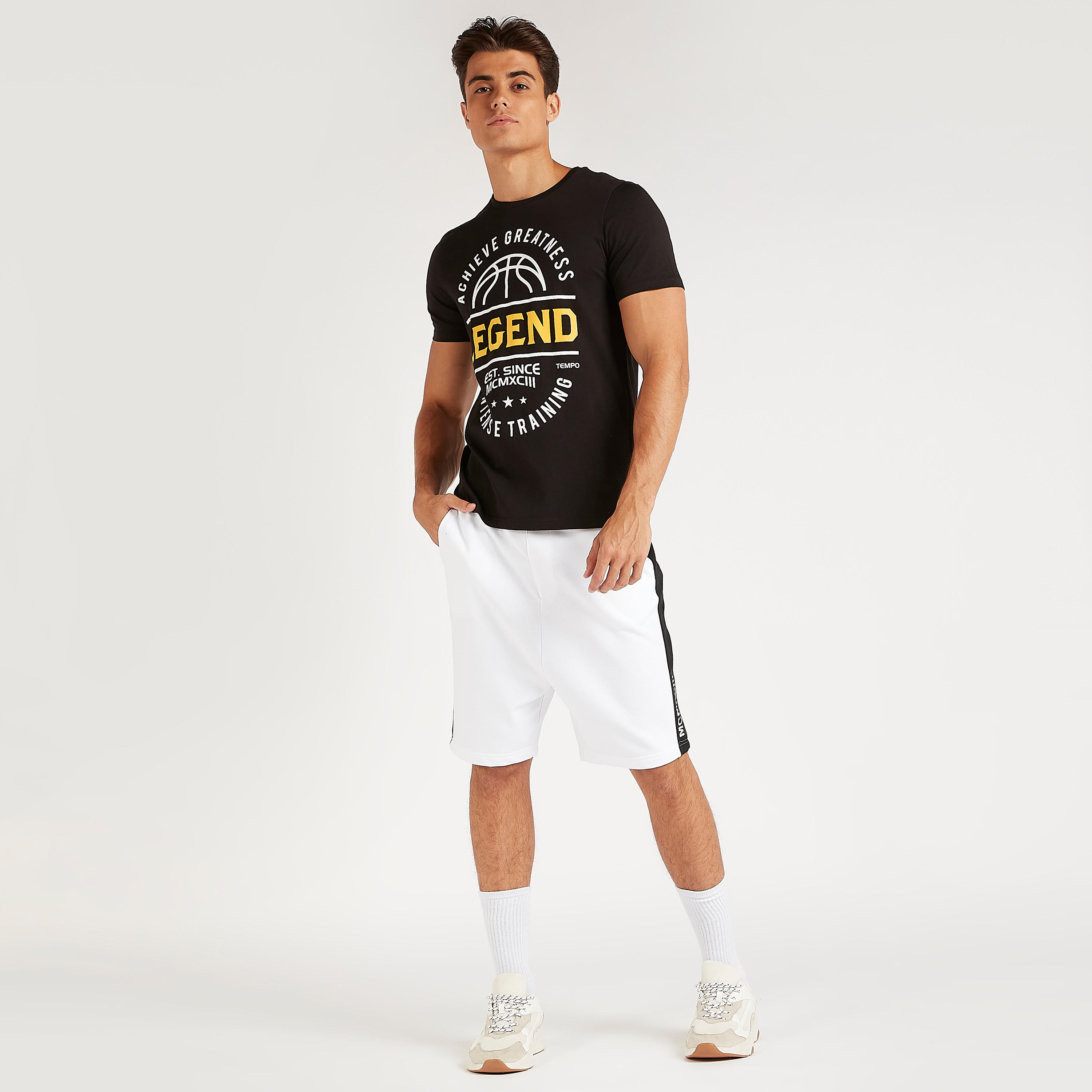 تيشيرت بياقة ضيّقة وأكمام قصيرة وطبعات-men-clothing-tshirtsandpolos-tshirts-image-3
