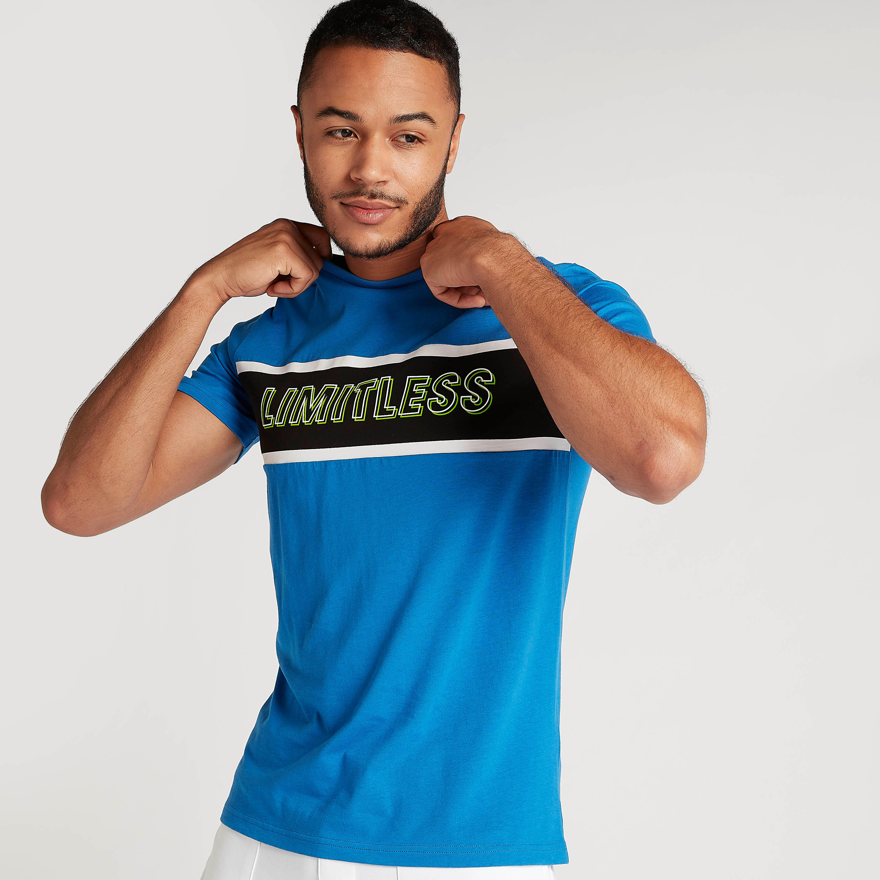 تيشيرت بياقة ضيّقة وأكمام قصيرة وطبعات-men-clothing-tshirtsandpolos-tshirts-image-4
