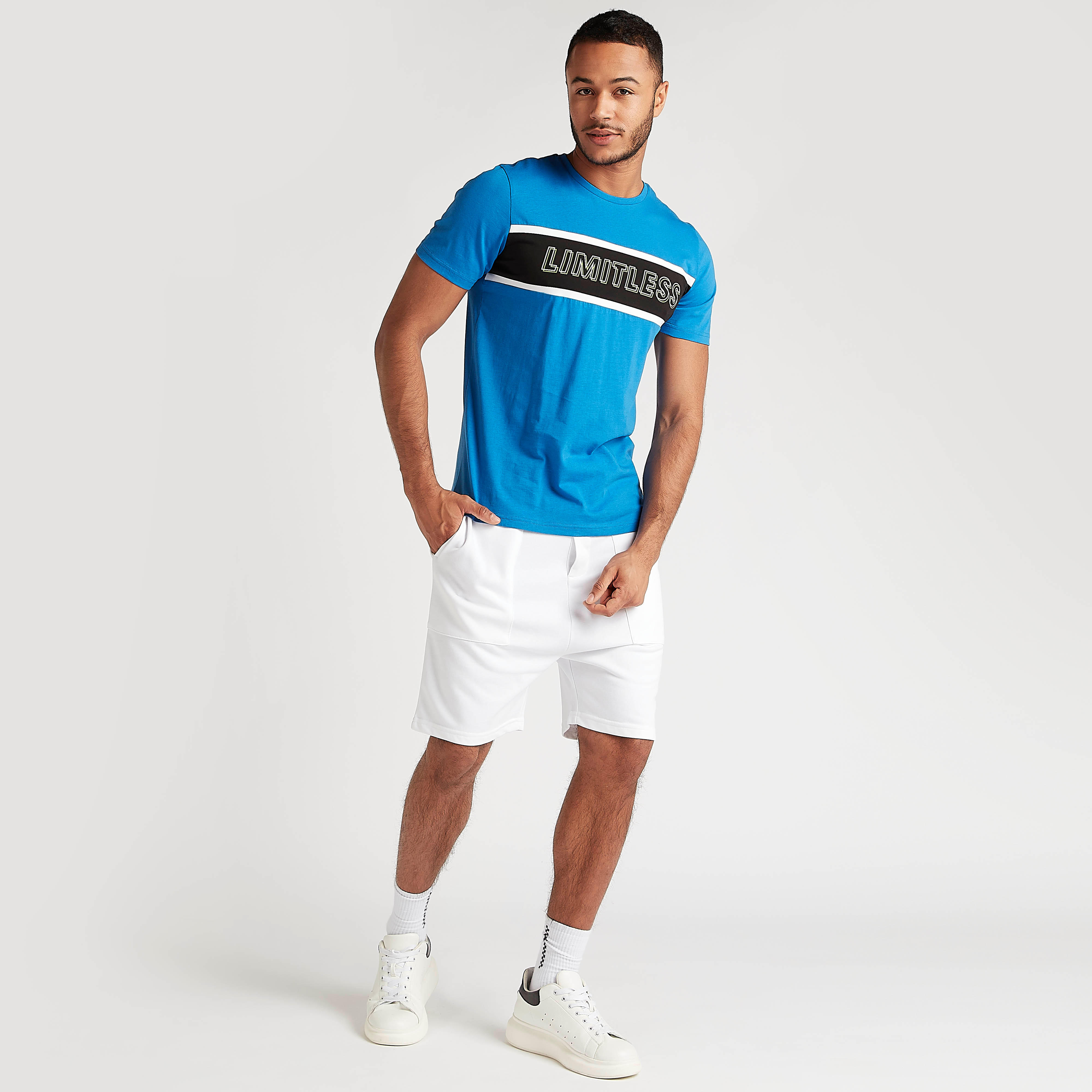 تيشيرت بياقة ضيّقة وأكمام قصيرة وطبعات-men-clothing-tshirtsandpolos-tshirts-image-3