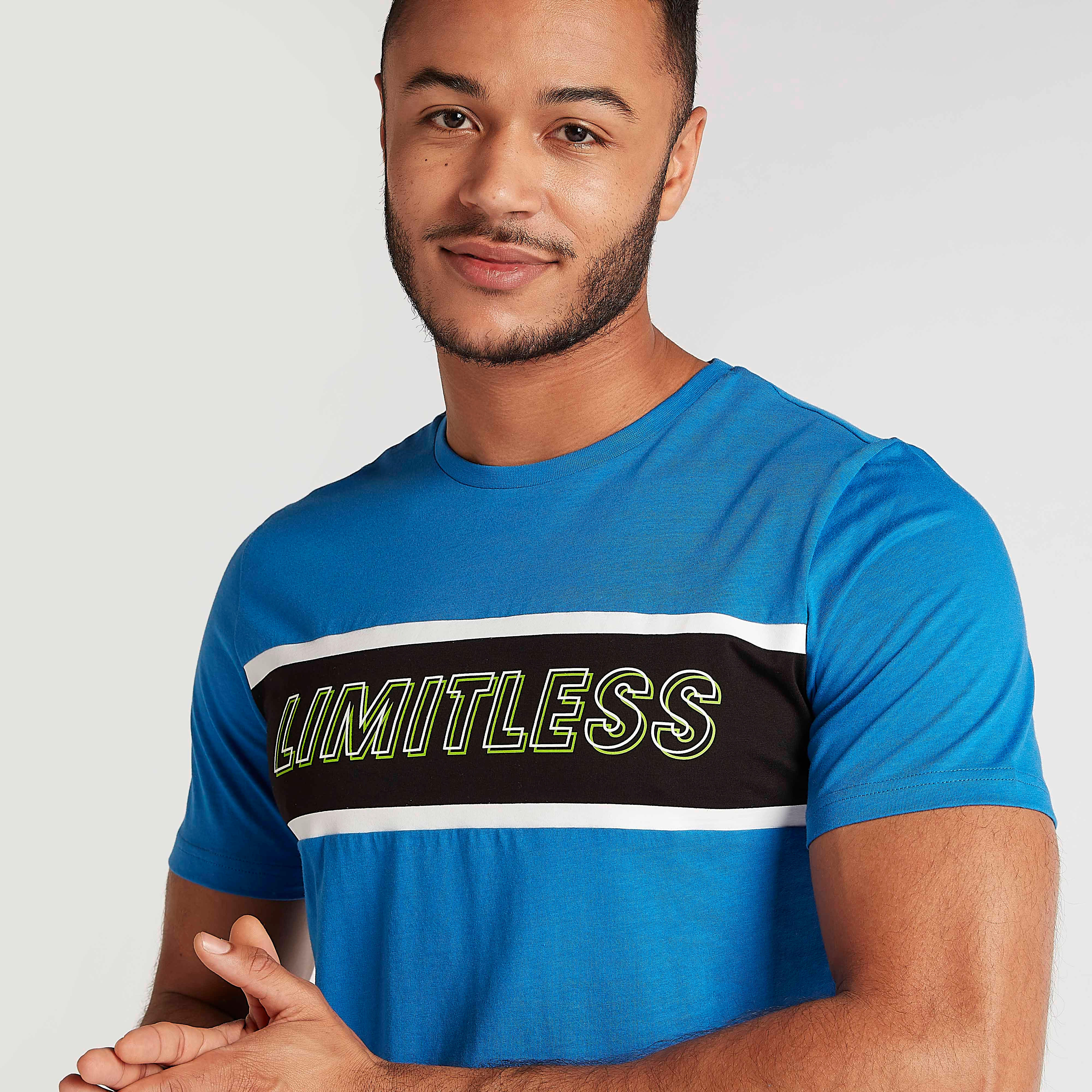 تيشيرت بياقة ضيّقة وأكمام قصيرة وطبعات-men-clothing-tshirtsandpolos-tshirts-image-2