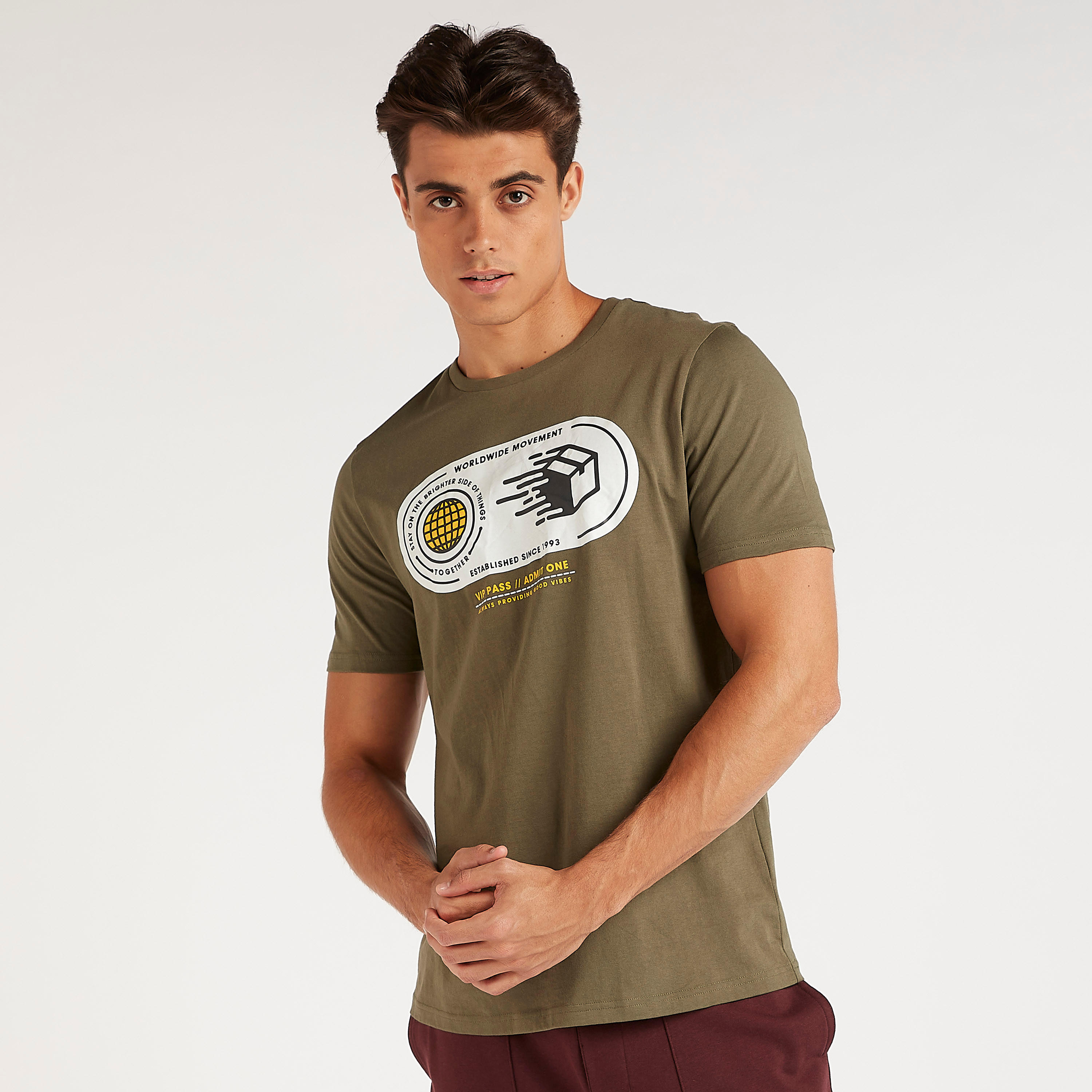 تيشيرت بياقة ضيّقة وأكمام قصيرة وطبعات-men-clothing-tshirtsandpolos-tshirts-image-4