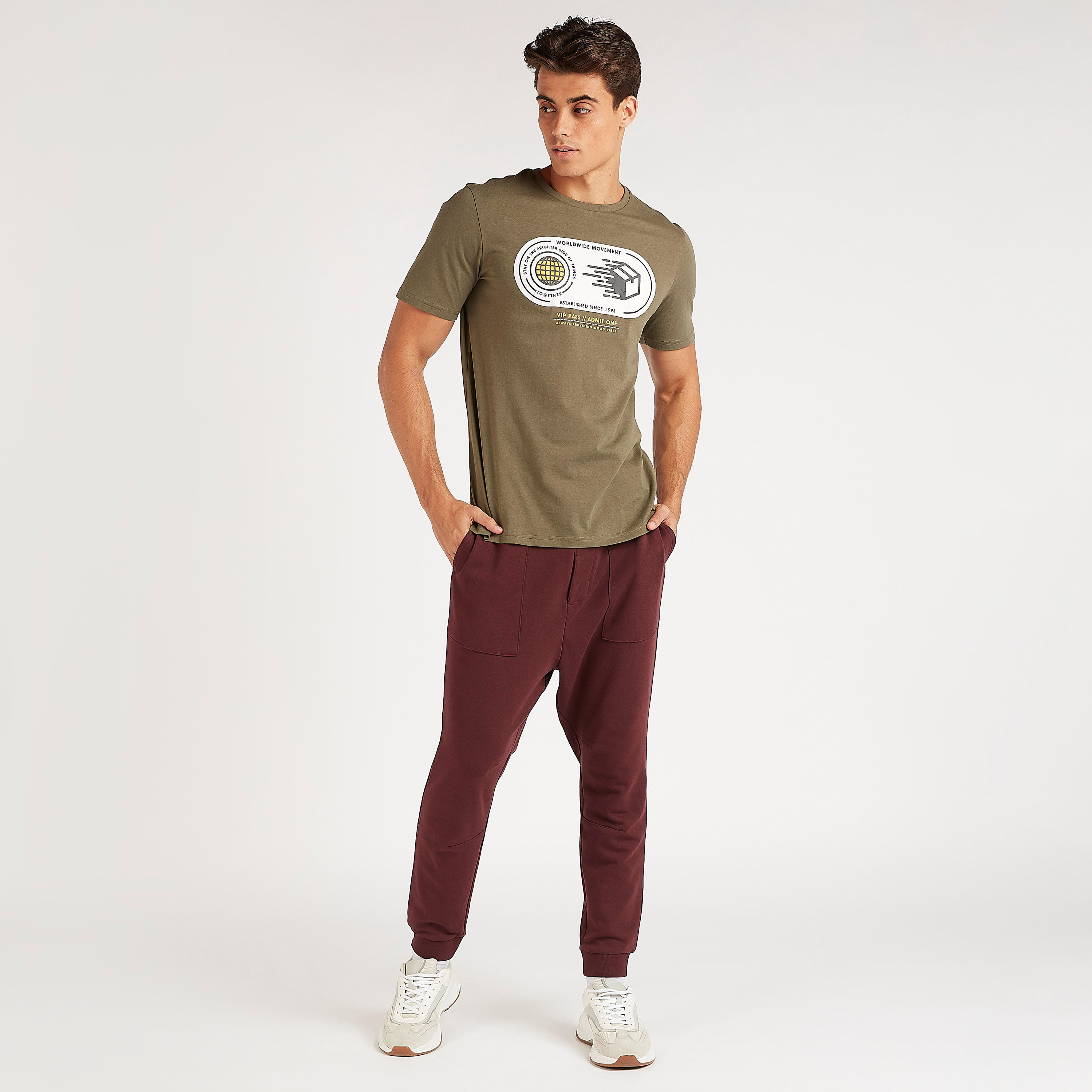 تيشيرت بياقة ضيّقة وأكمام قصيرة وطبعات-men-clothing-tshirtsandpolos-tshirts-image-3
