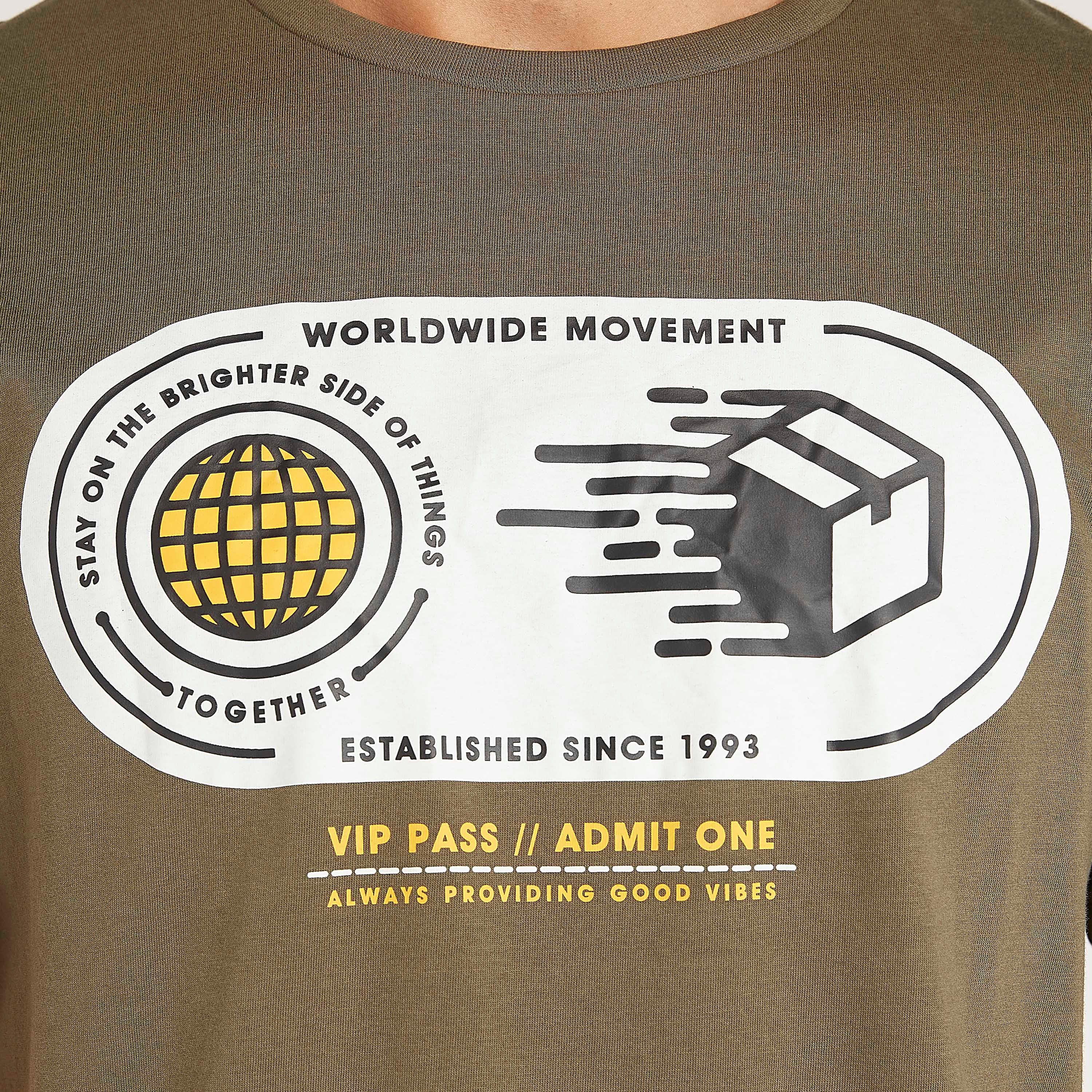 تيشيرت بياقة ضيّقة وأكمام قصيرة وطبعات-men-clothing-tshirtsandpolos-tshirts-image-2