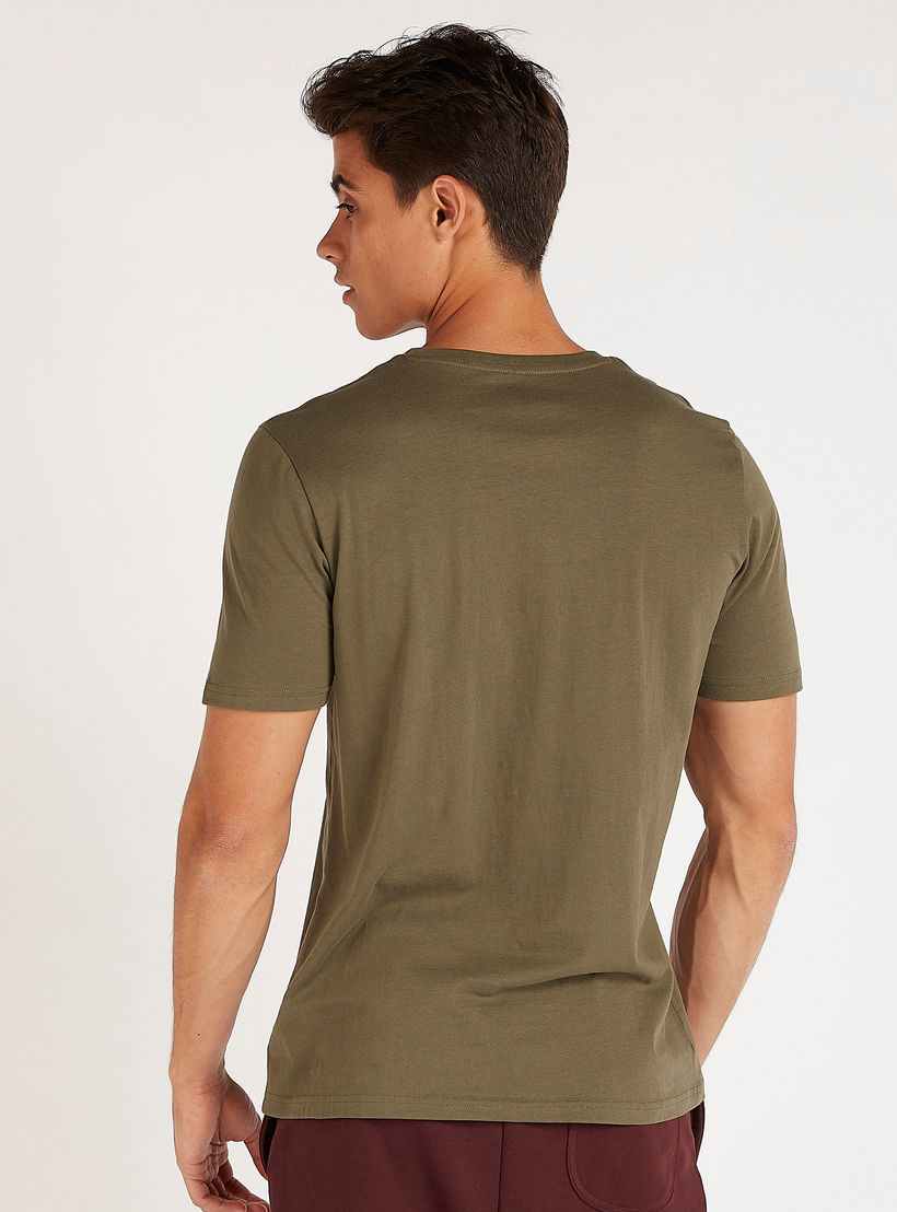 تيشيرت بياقة ضيّقة وأكمام قصيرة وطبعات-men-clothing-tshirtsandpolos-tshirts-image-1