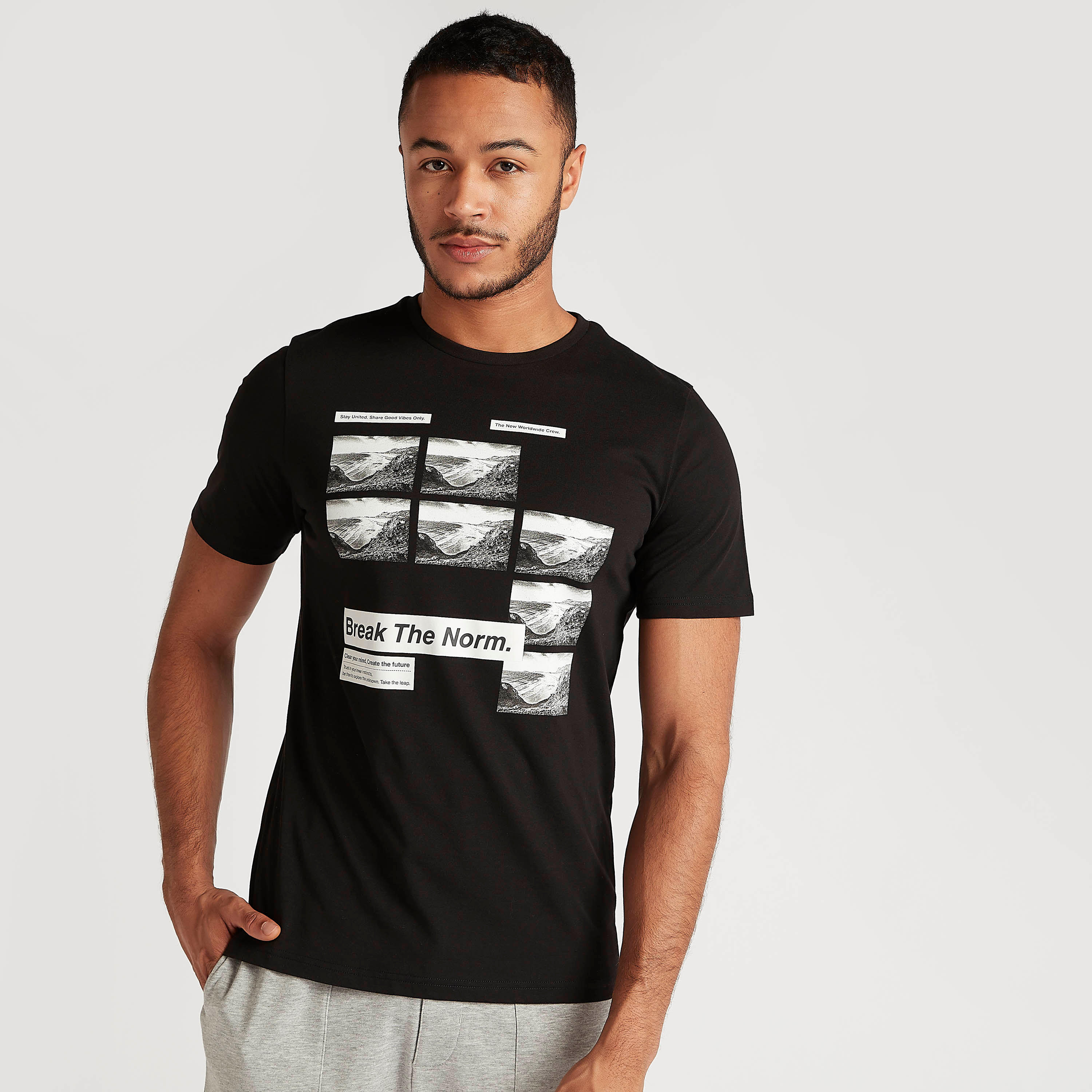 تيشيرت بياقة ضيّقة وأكمام قصيرة وطبعات-men-clothing-tshirtsandpolos-tshirts-image-1