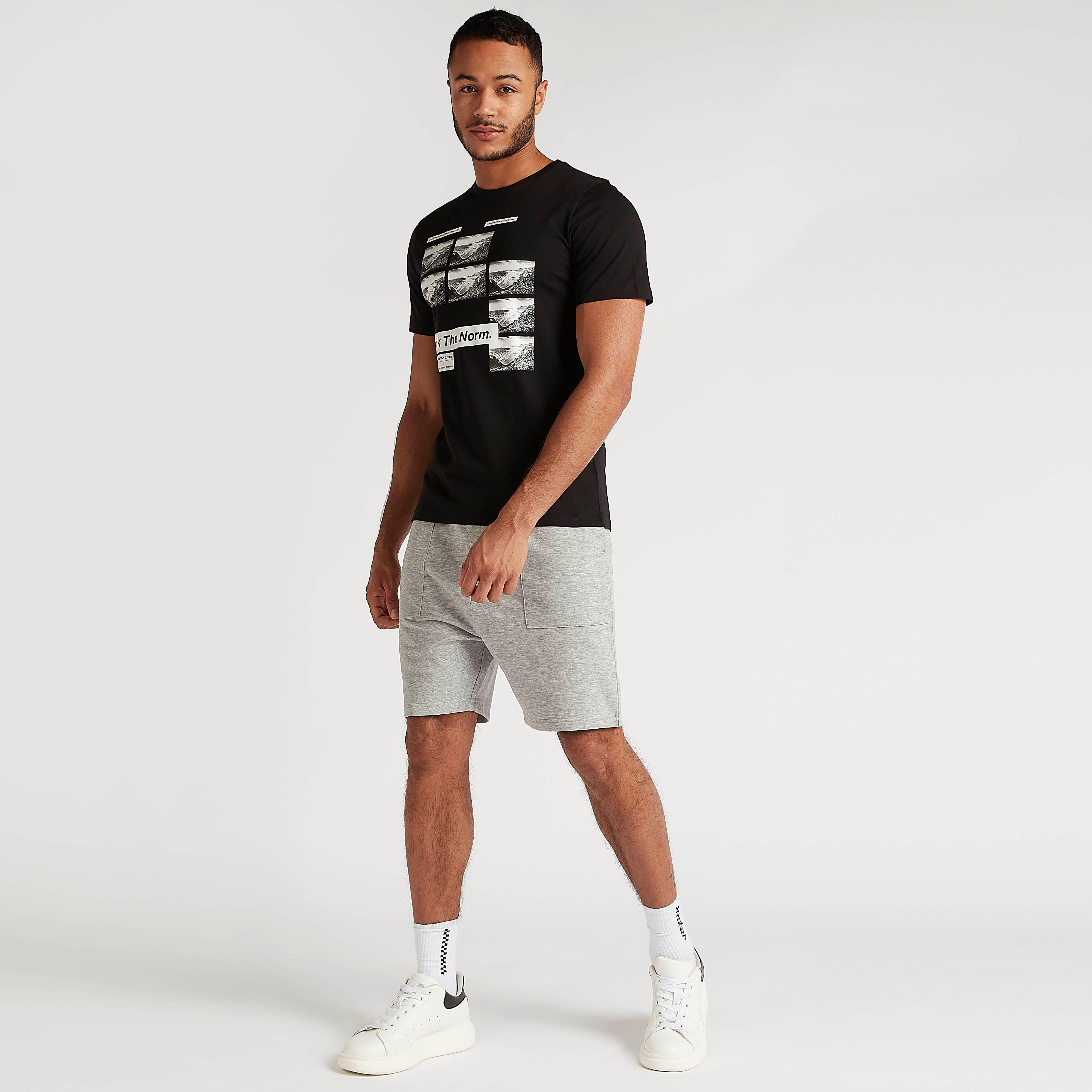 تيشيرت بياقة ضيّقة وأكمام قصيرة وطبعات-men-clothing-tshirtsandpolos-tshirts-image-2