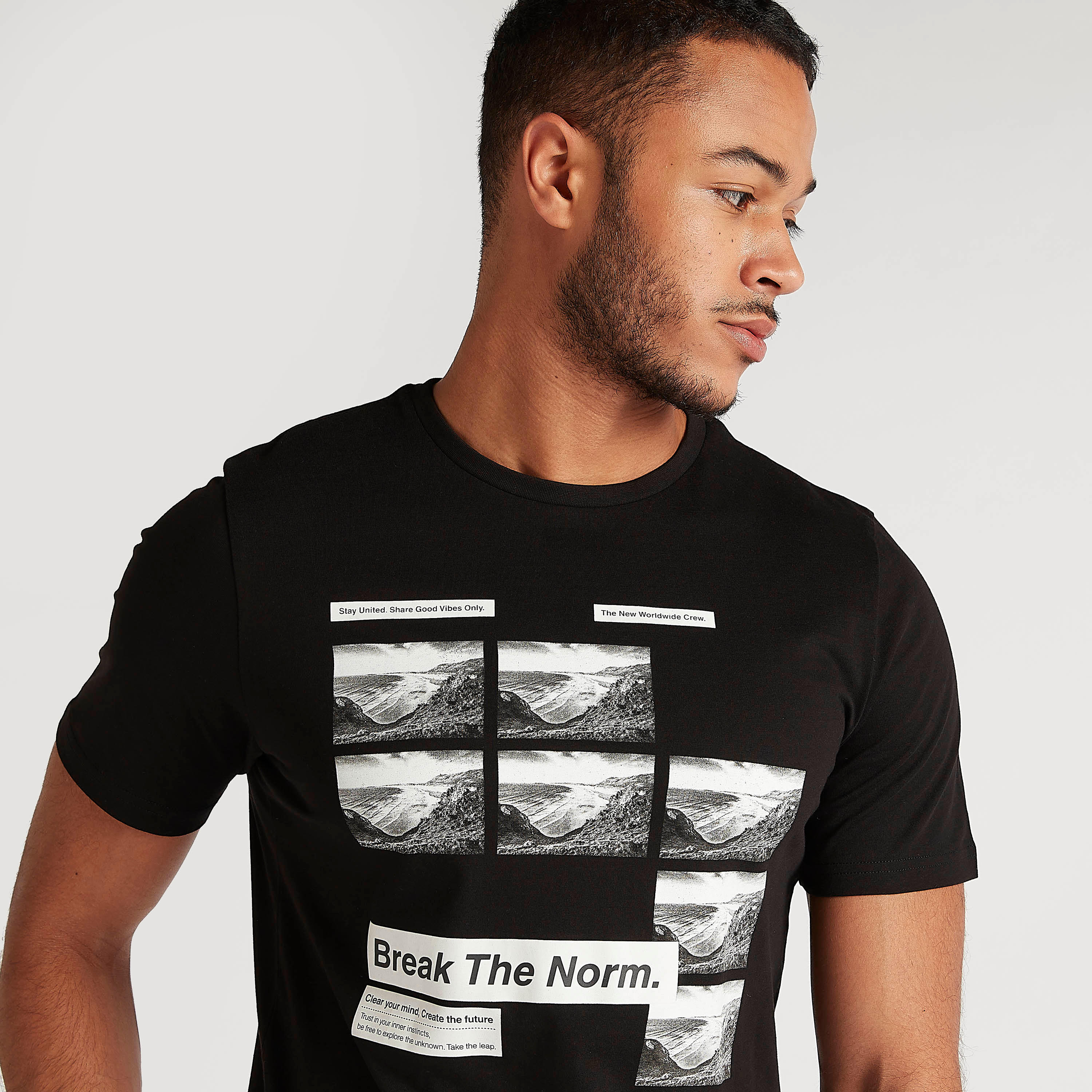 تيشيرت بياقة ضيّقة وأكمام قصيرة وطبعات-men-clothing-tshirtsandpolos-tshirts-image-3