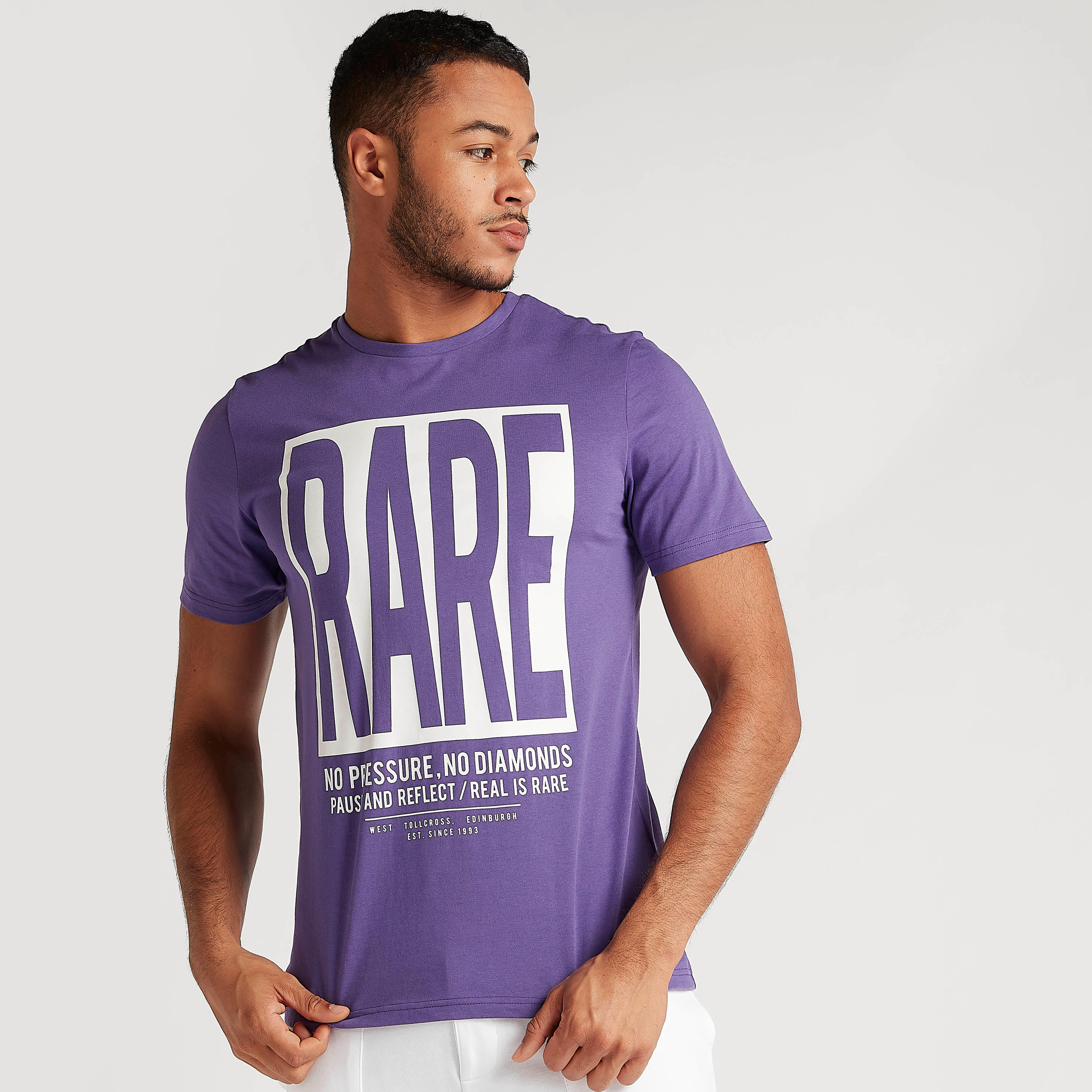 تيشيرت بياقة ضيّقة وأكمام قصيرة وطبعات-men-clothing-tshirtsandpolos-tshirts-image-1