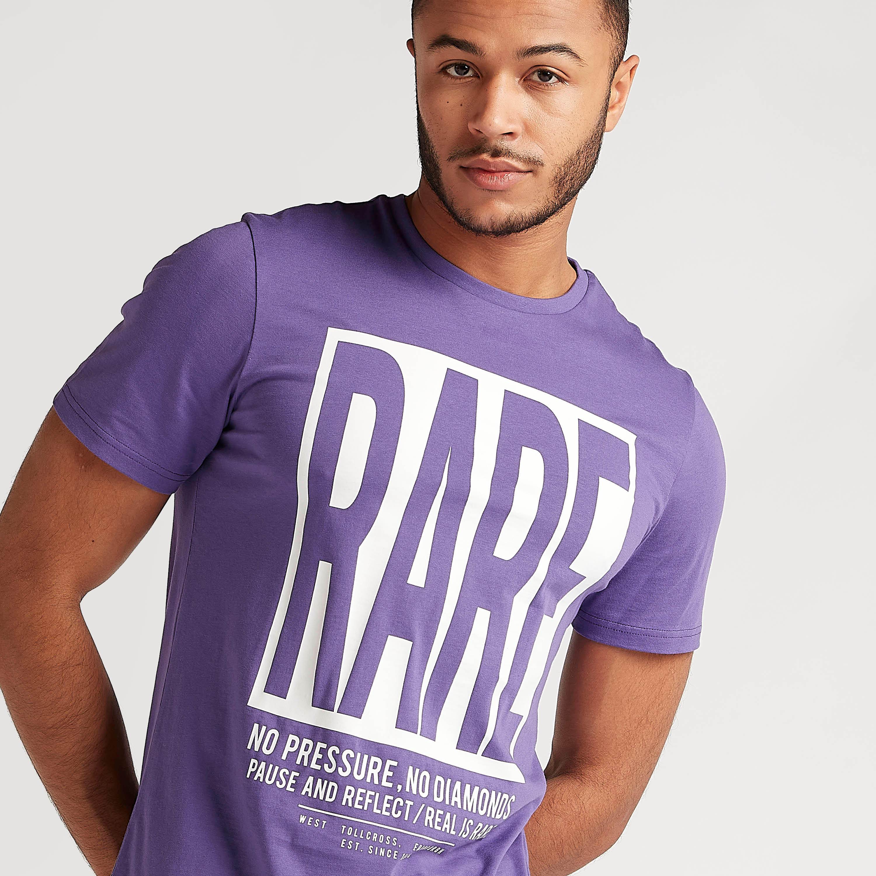تيشيرت بياقة ضيّقة وأكمام قصيرة وطبعات-men-clothing-tshirtsandpolos-tshirts-image-3