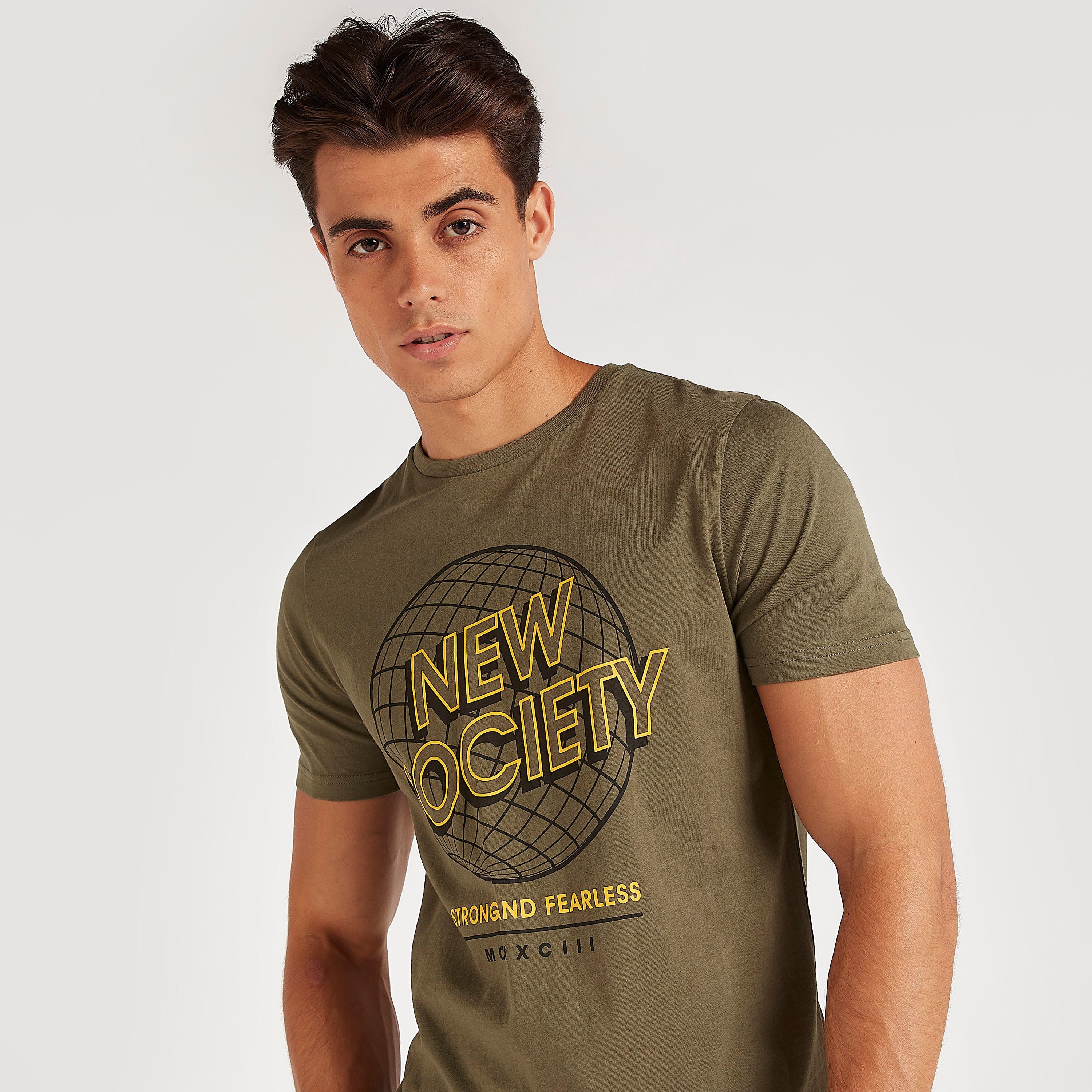 تيشيرت بياقة ضيّقة وأكمام قصيرة وطبعات-men-clothing-tshirtsandpolos-tshirts-image-1