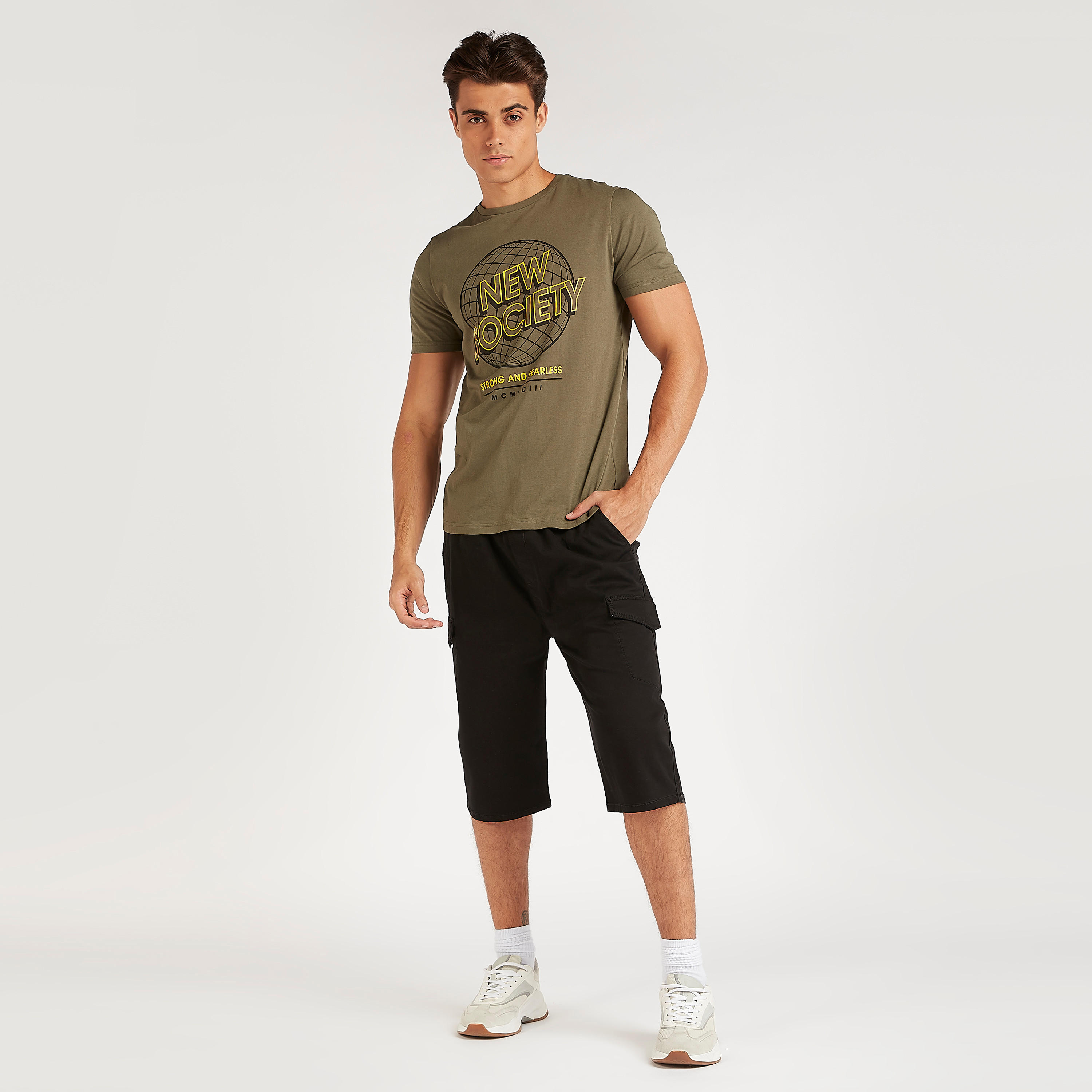 تيشيرت بياقة ضيّقة وأكمام قصيرة وطبعات-men-clothing-tshirtsandpolos-tshirts-image-2