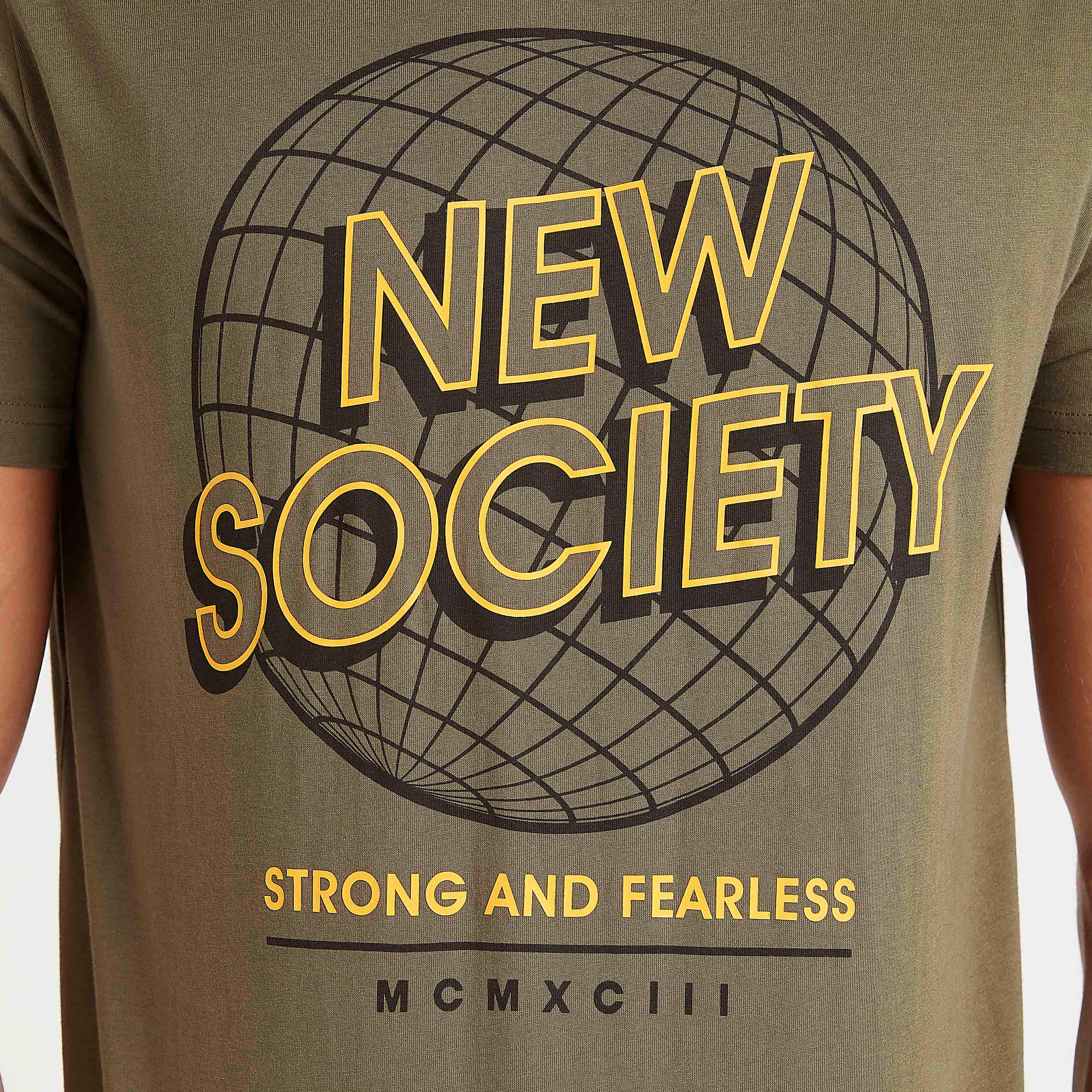 تيشيرت بياقة ضيّقة وأكمام قصيرة وطبعات-men-clothing-tshirtsandpolos-tshirts-image-3