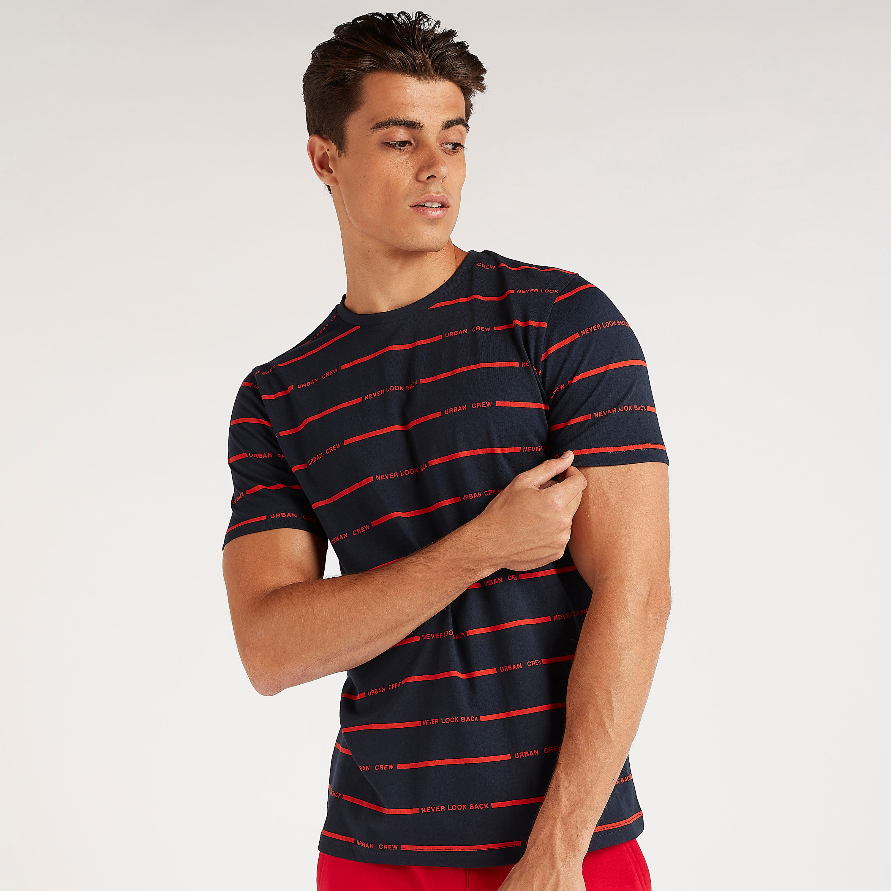 تيشيرت بياقة ضيّقة وأكمام قصيرة وطبعات-men-clothing-tshirtsandpolos-tshirts-image-1