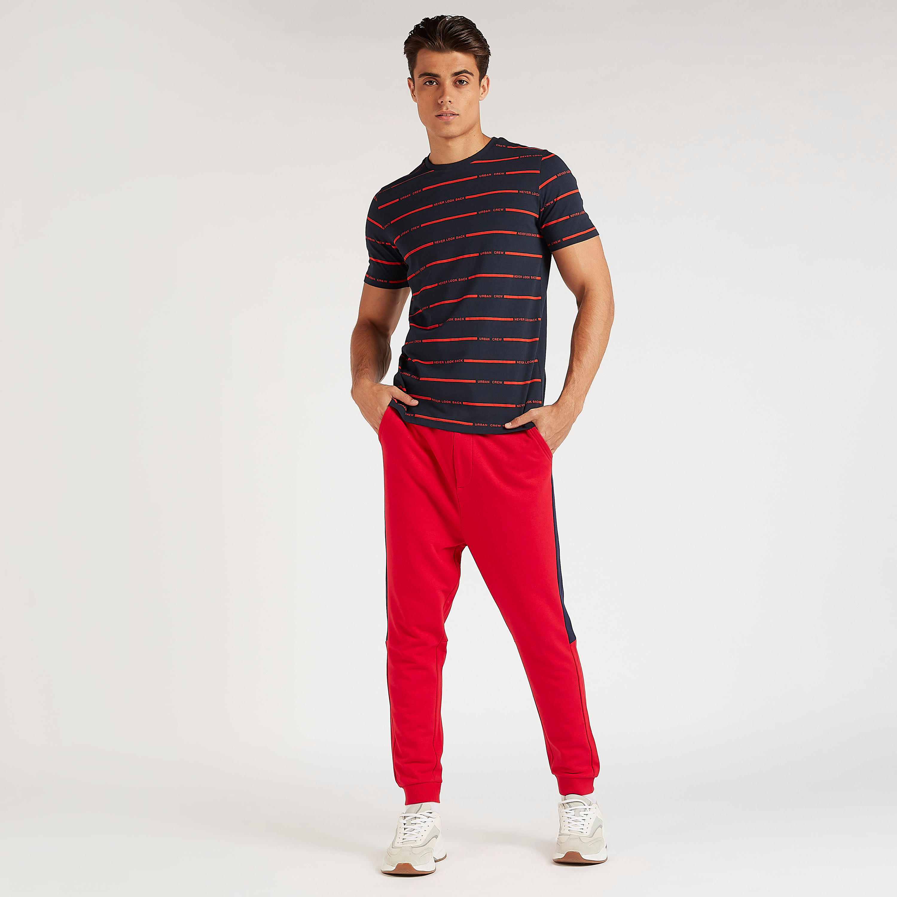 تيشيرت بياقة ضيّقة وأكمام قصيرة وطبعات-men-clothing-tshirtsandpolos-tshirts-image-2