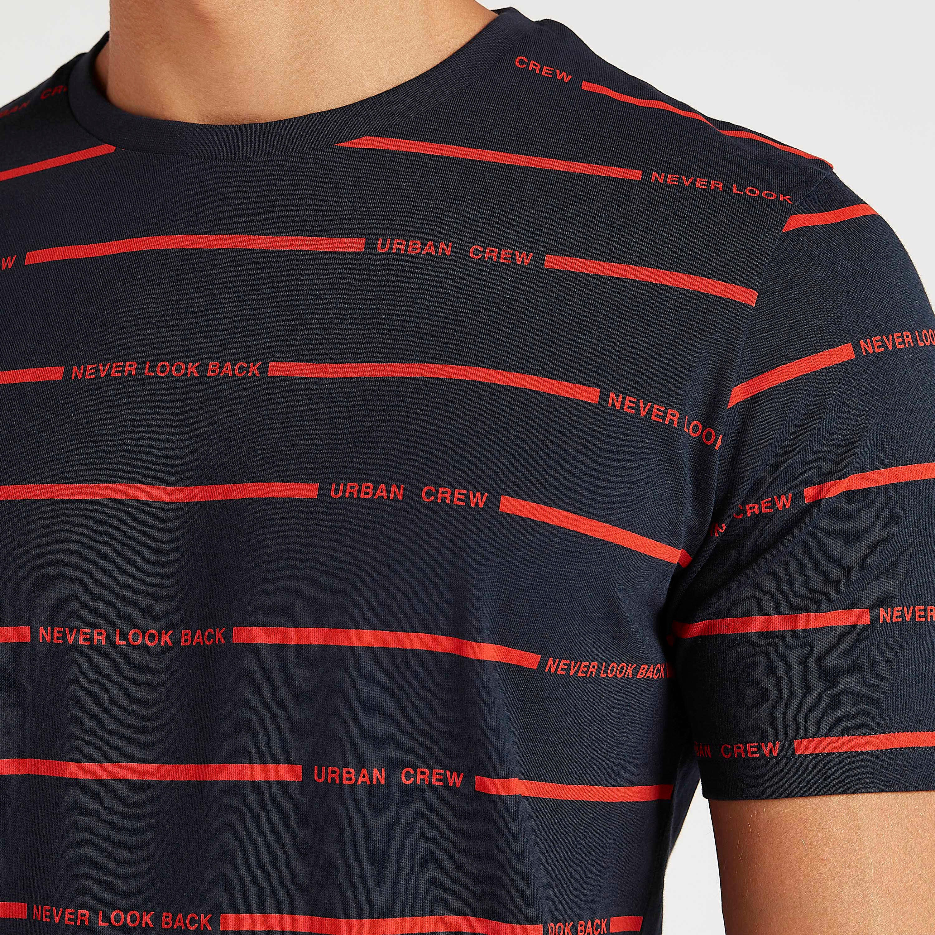 تيشيرت بياقة ضيّقة وأكمام قصيرة وطبعات-men-clothing-tshirtsandpolos-tshirts-image-3