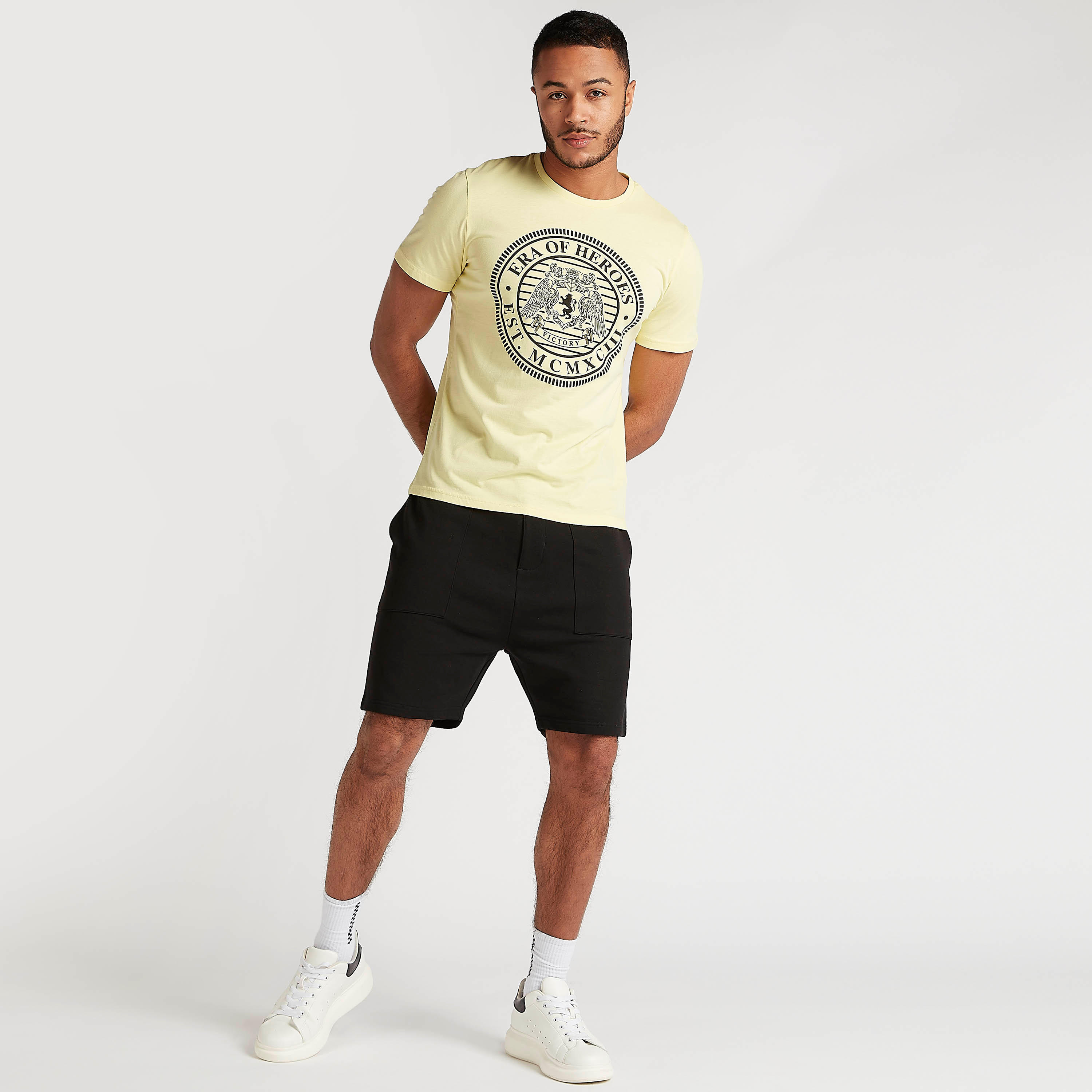 شورت سادة برباط إغلاق وخصر متوسّط الارتفاع-men-clothing-bottoms-shorts-image-3