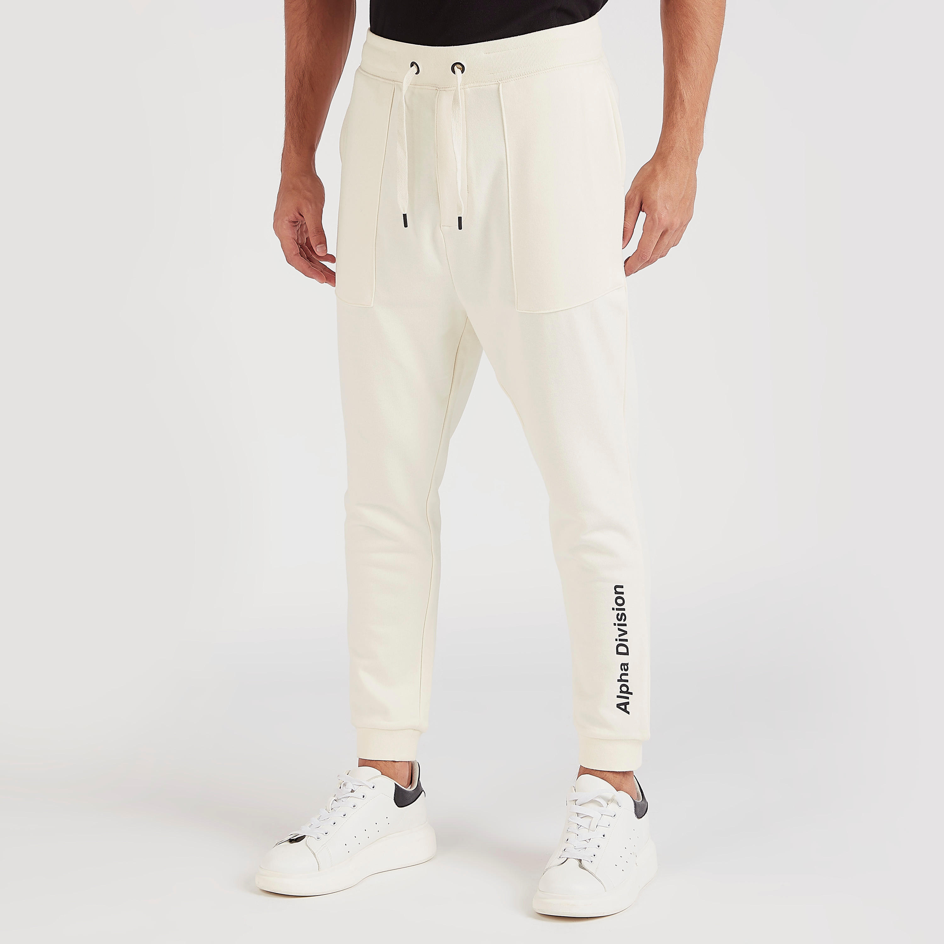 بنطلون رياضي برباط إغلاق وجيوب وطبعات-men-clothing-bottoms-joggers-image-6